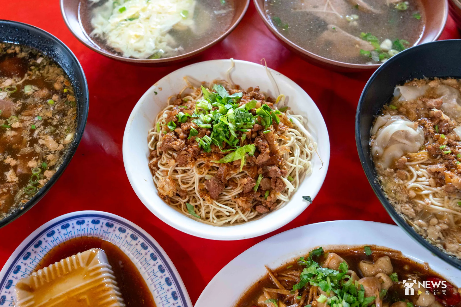內埔市區的阿英麵店，每一項都是道地美味。李台源攝