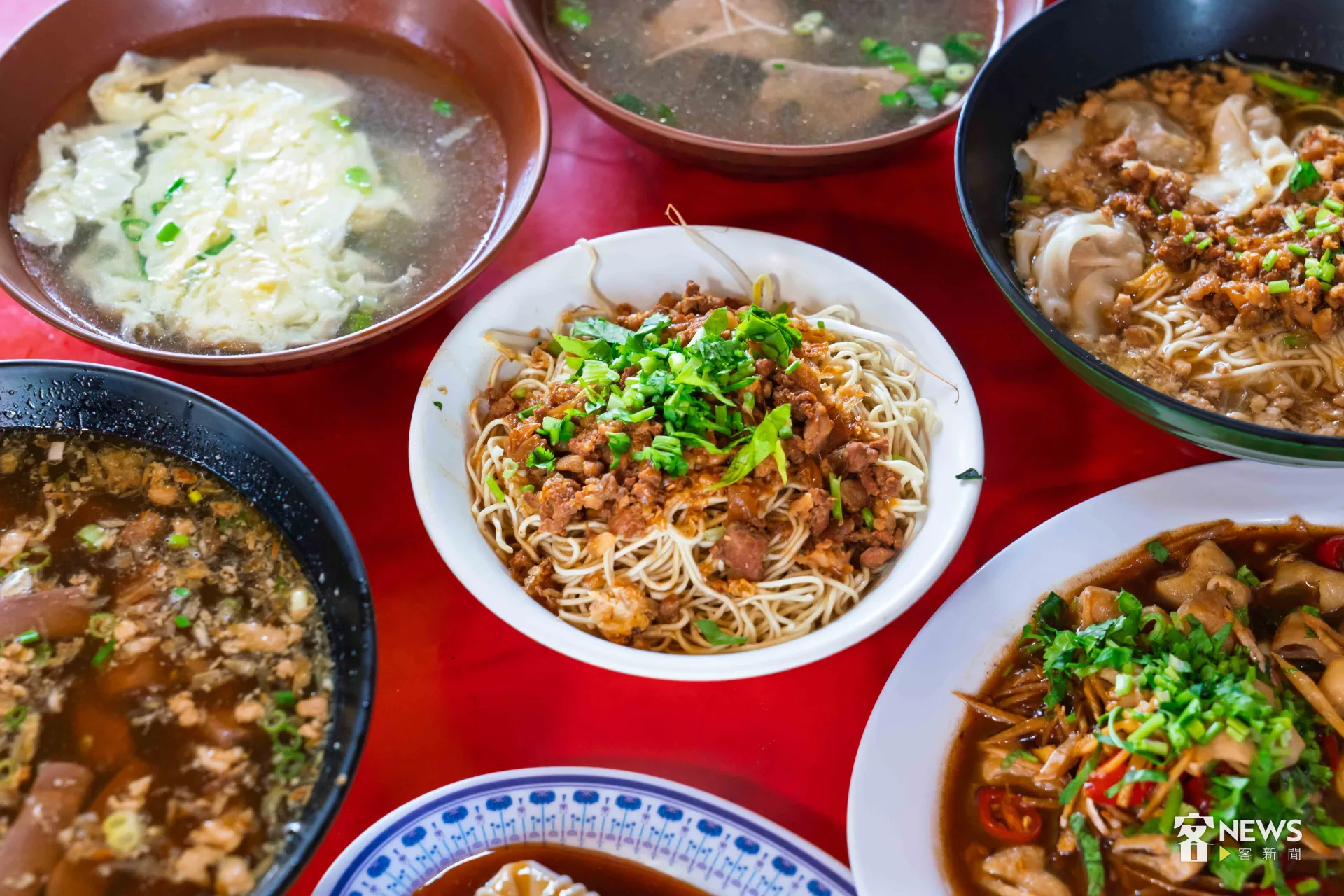 內埔市區的阿英麵店，每一項都是道地美味。李台源攝