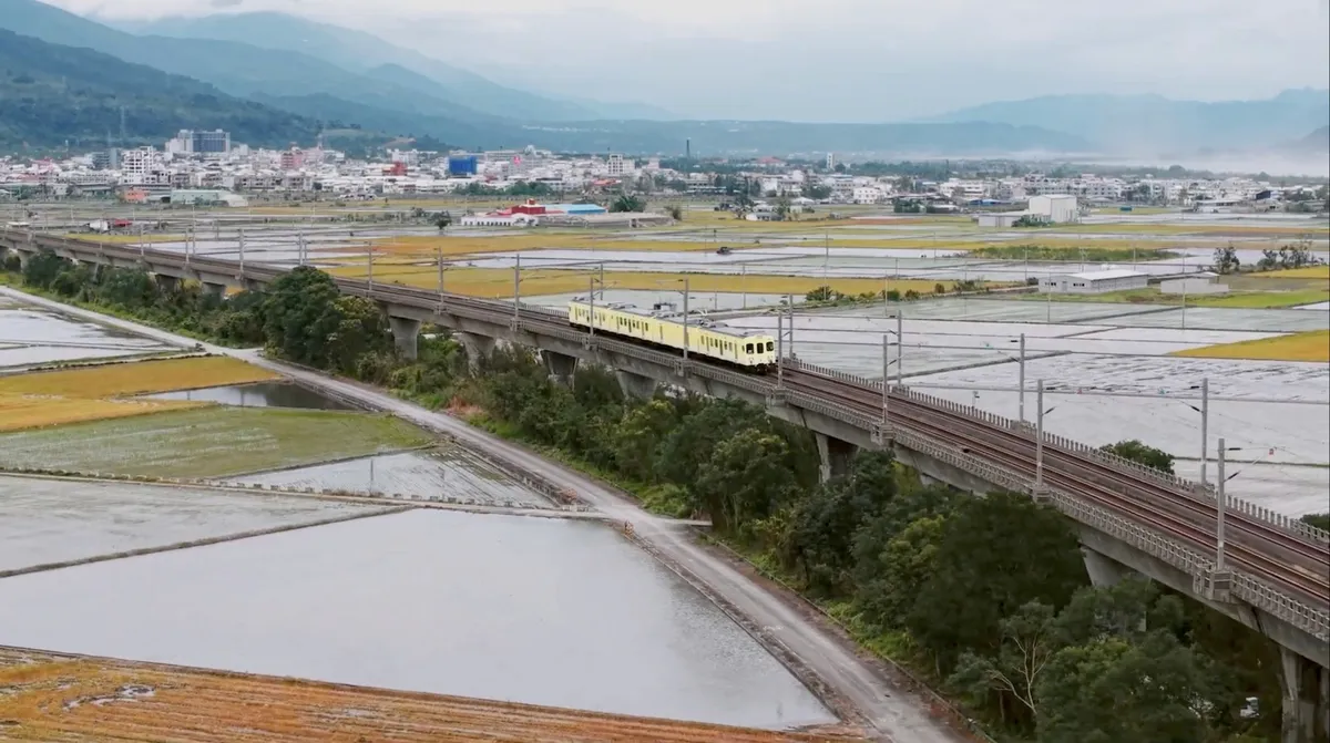山嵐號行駛花東縱谷間，可欣賞沿途縱谷風景。。雄獅提供