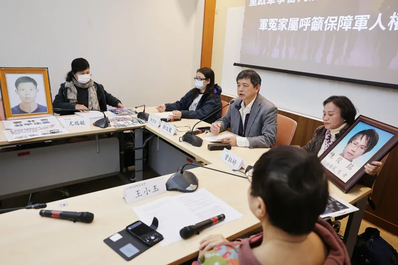 總統賴清德日前宣示恢復軍事審判，引發討論。台灣陪審團協會與軍冤家屬20日在立法院召開記者會，台灣陪審團協會理事長鄭文龍（左3）表示，呼籲政府盡速重啟軍事冤案申訴委員會，提供受害者及其家屬真正可行的救濟平台。中央社