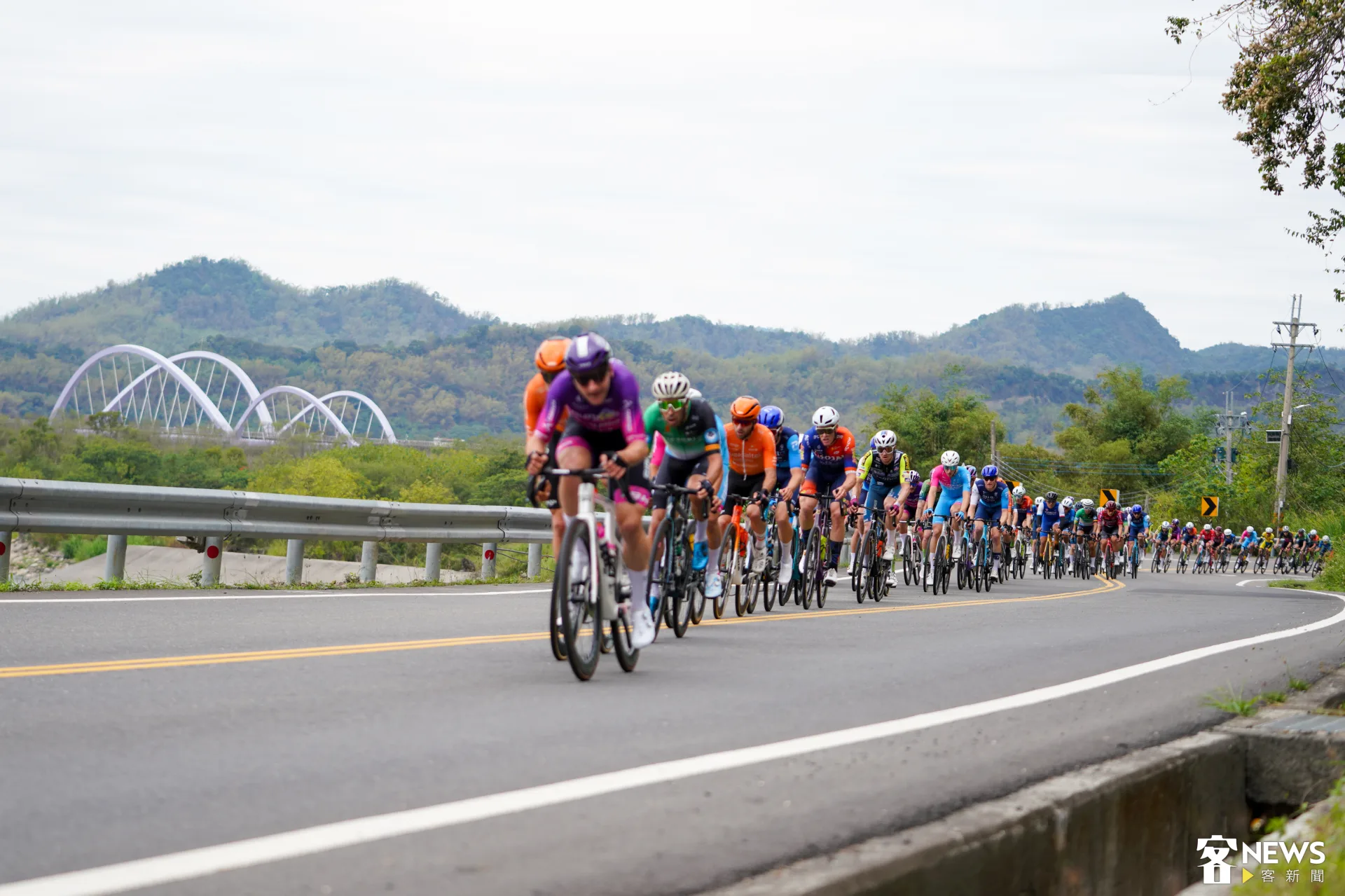 選手通過六龜的新威大橋。李台源攝
