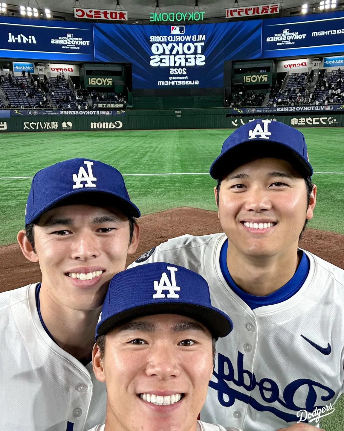 道奇隊的「日本3人組」大谷翔平、山本由伸和佐佐木朗希也在賽後自拍留念。翻攝道奇FB