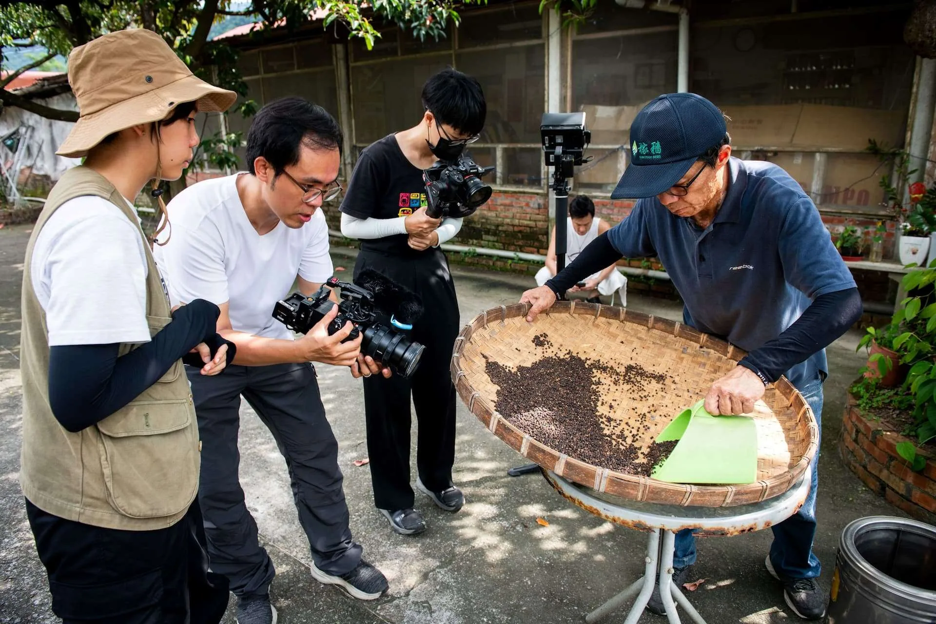 《六龜探秘》紀錄下高雄六龜的職人、物產魅力點。茂林國家風景區管理處提供