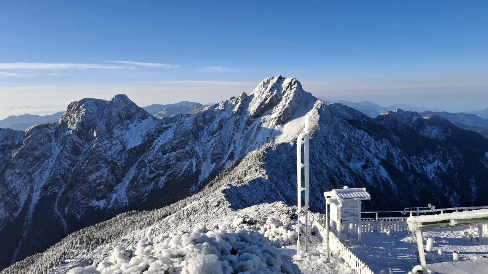 今天（21日）早晨玉山氣象站的雪白美景。中央氣象署提供