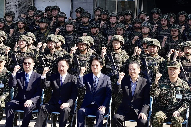 總統賴清德(前右3)21日上午在國防部長顧立雄(前右2)、國安會祕書長吳釗燮(前右4)等人陪同下,赴松山機場視導駐守的海軍陸戰隊陸戰六六旅衛戍第二戰鬥隊,與官兵合影。中央社