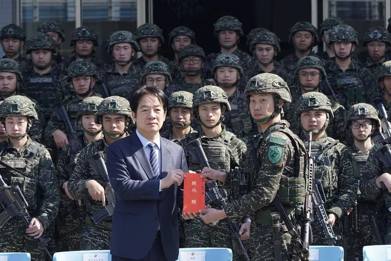 總統賴清德(前左)21日上午赴松山機場視導駐守的海軍陸戰隊陸戰六六旅衛戍第二戰鬥隊,並頒發加菜金。中央社