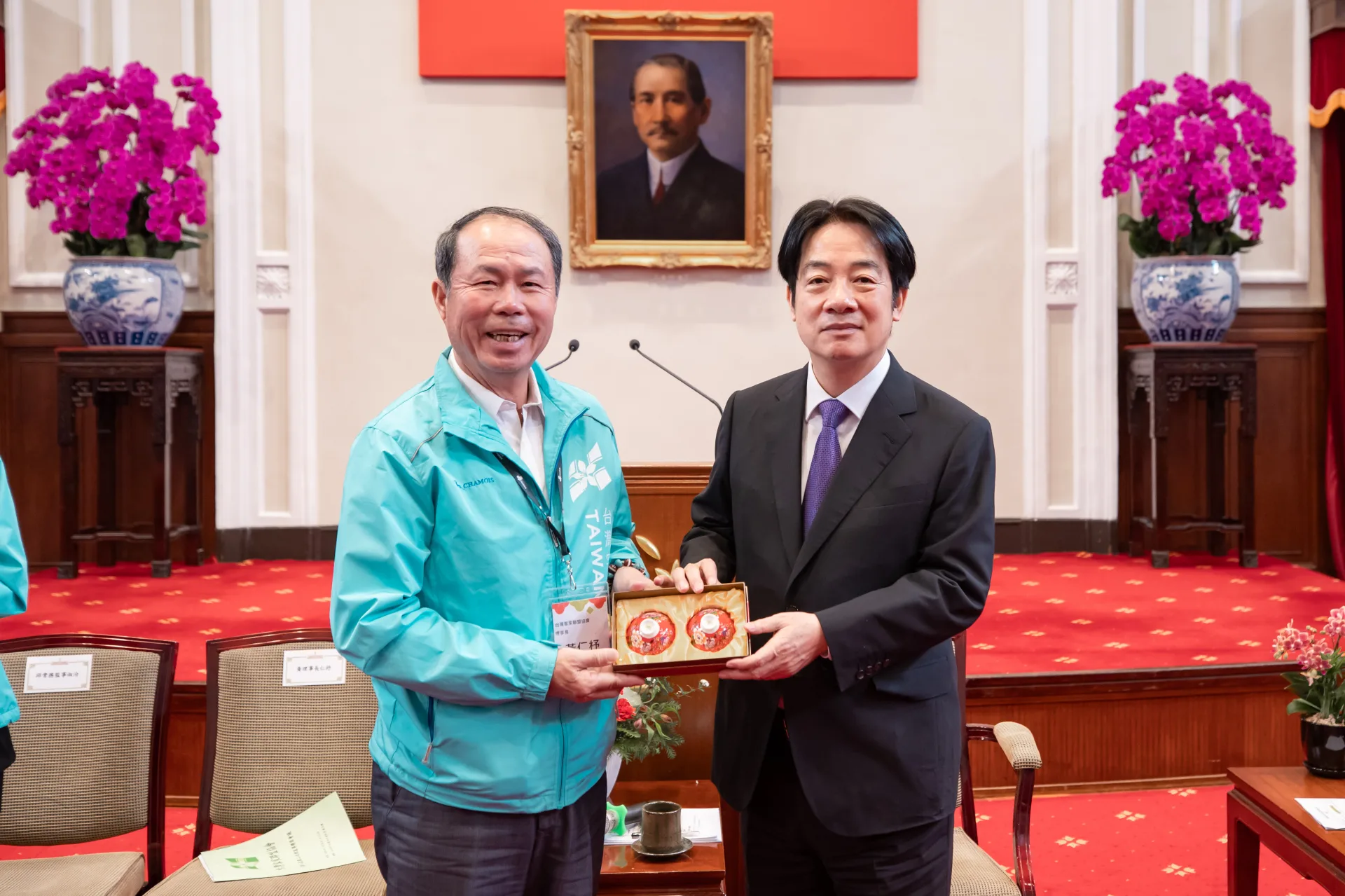 賴清德與台灣客家聯盟協會理事長黃仁杼。總統府提供