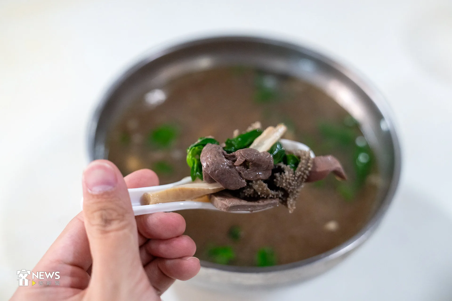 湯頭濃郁內含九層塔的牛雜湯，是屏東內埔獨有口味。洪藝晅攝