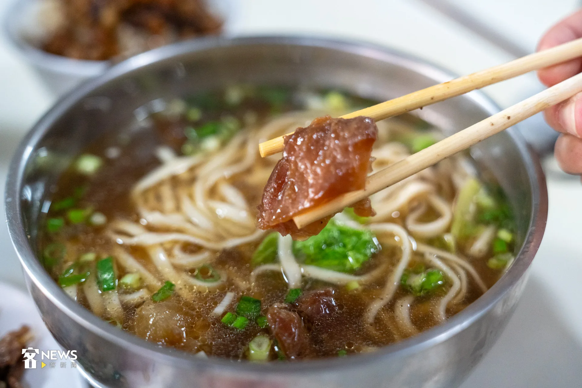 牛肉麵的牛筋十分Q彈有嚼勁。洪藝晅攝