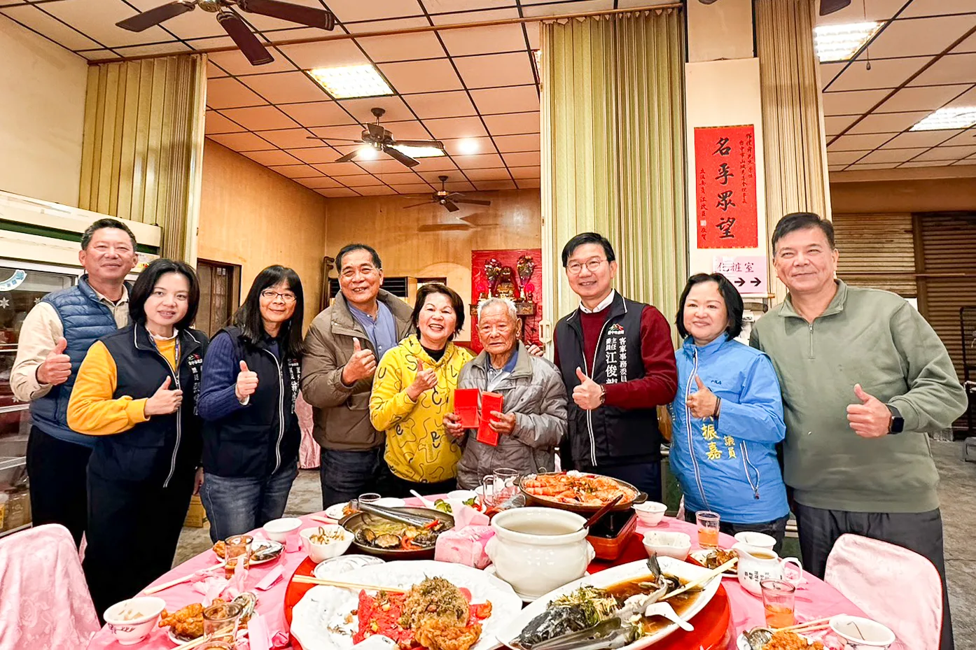 賴仁政老師（左四）邀山歌班同學餐敘同樂。台中市客委會提供