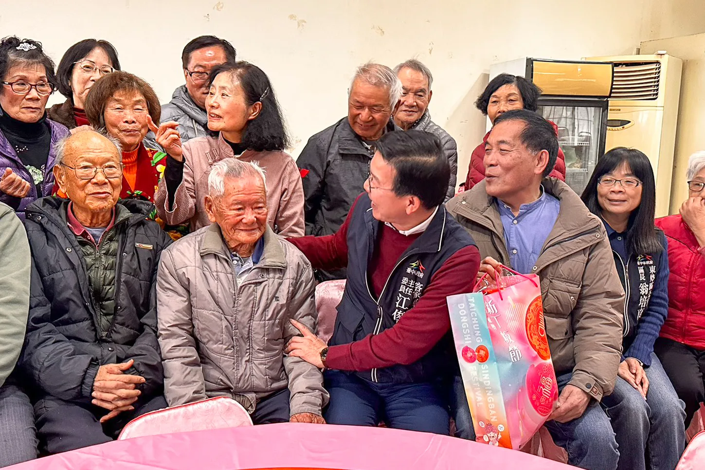 賴仁政老師山歌班同學合影。台中市客委會提供