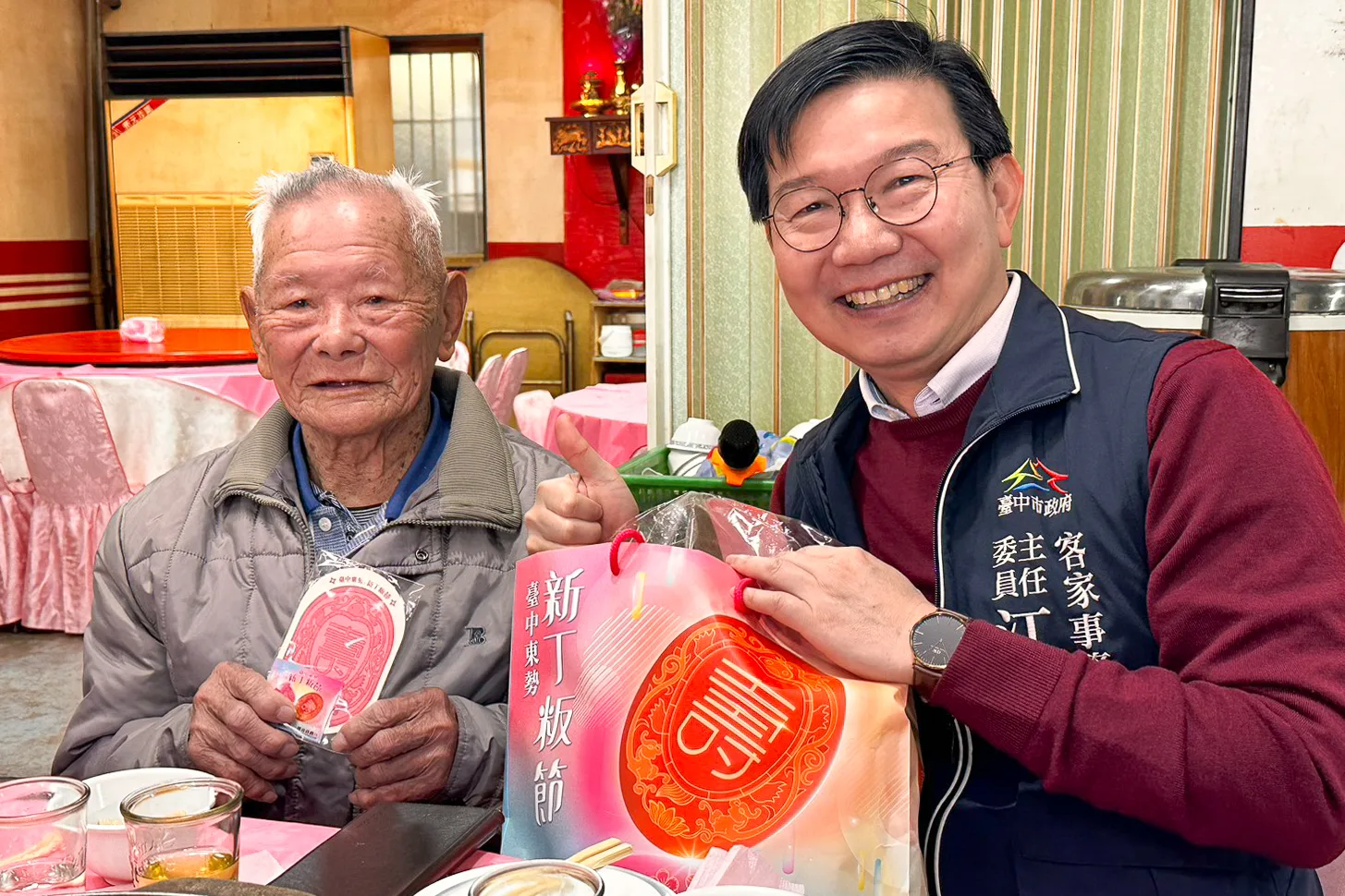 台中市客委會主委江俊龍致贈溫馨小物給李人生。台中市客委會提供