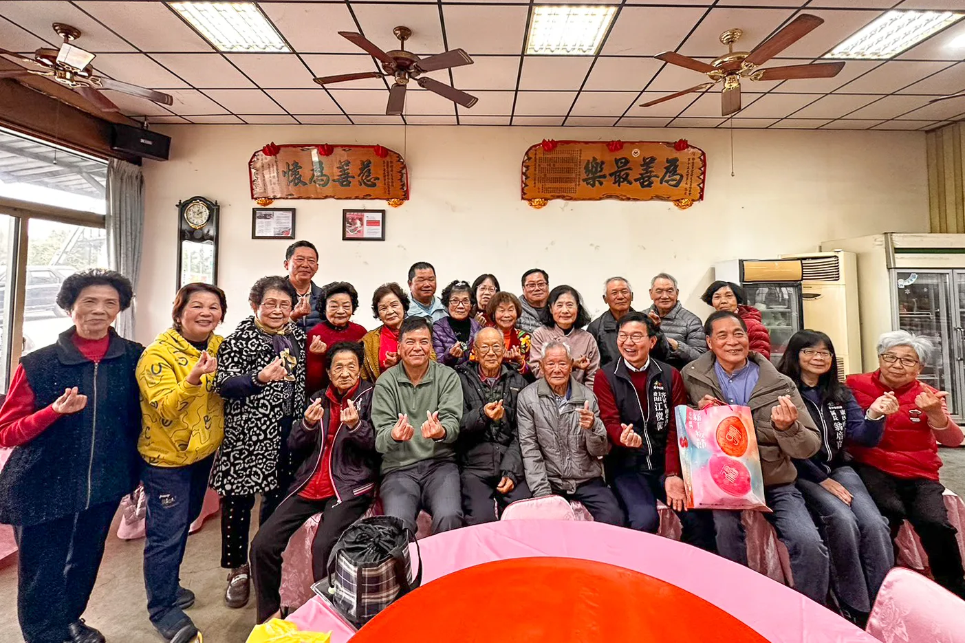 賴仁政老師山歌班同學合影。台中市客委會提供