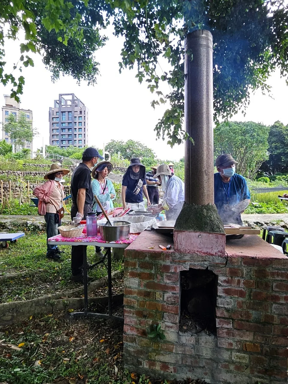 繁忙的農事工作後，農田旁的柴燒大灶，還會烹煮客家米食——粄圓。台北市客家文化基金會提供