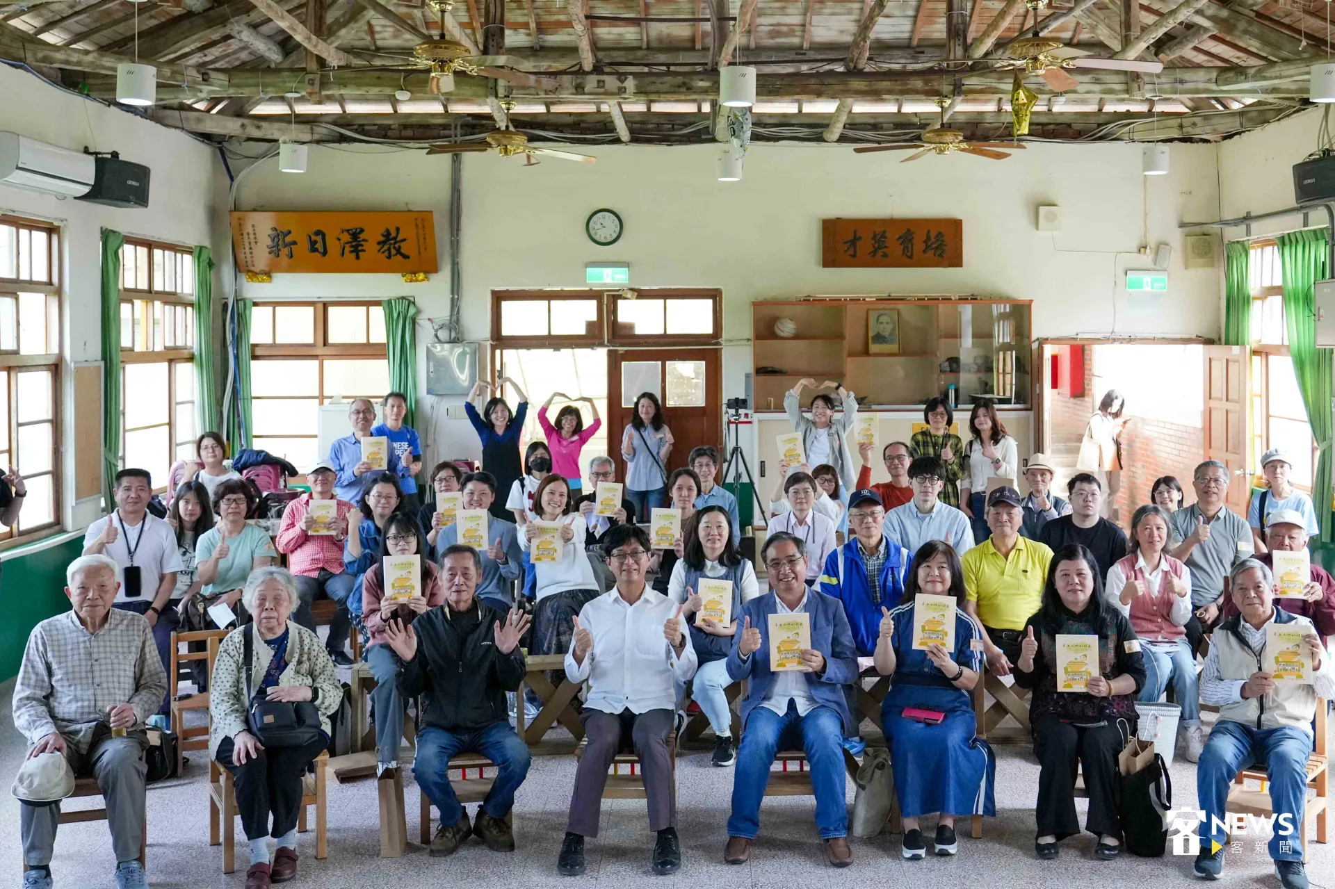 《來自土地的建築》新書發表會26日上午於新竹縣北埔鄉大坪國小育英樓舉行。蔡依璇攝