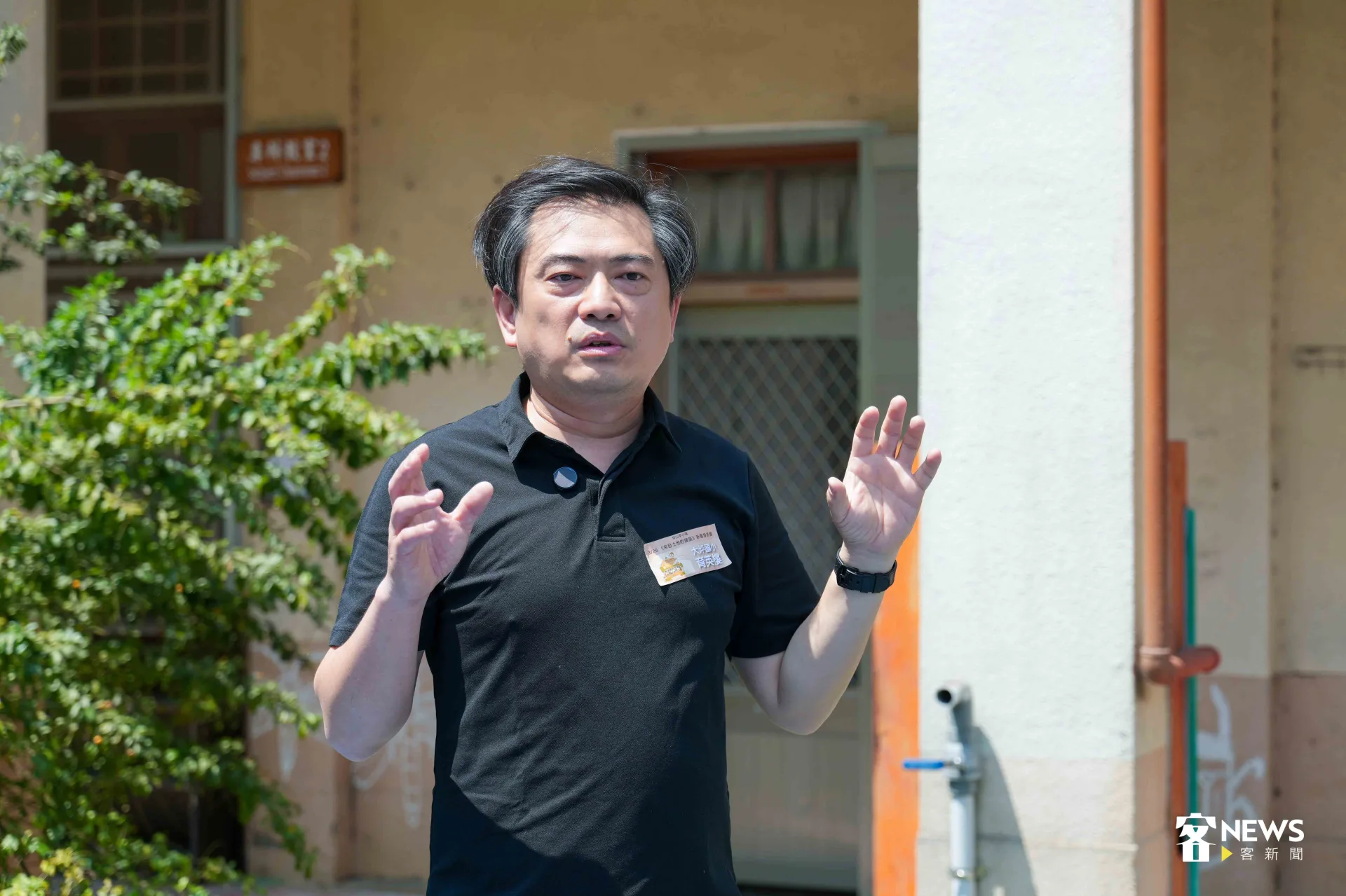 作者群之一徐嘉明解說育英樓的建築特色。蔡依璇攝