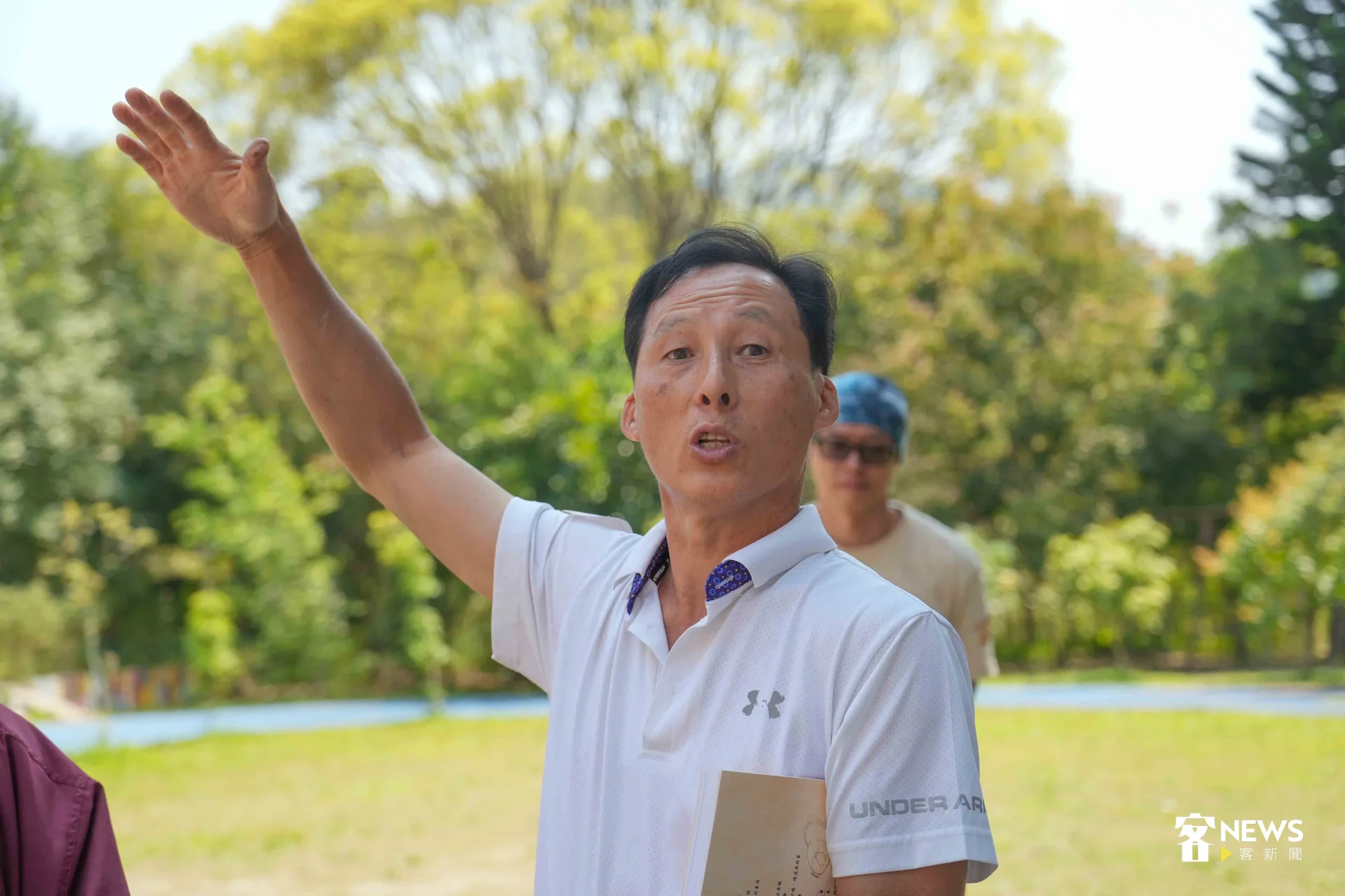編輯群之一的大坪國小校友陳紹忠。蔡依璇攝