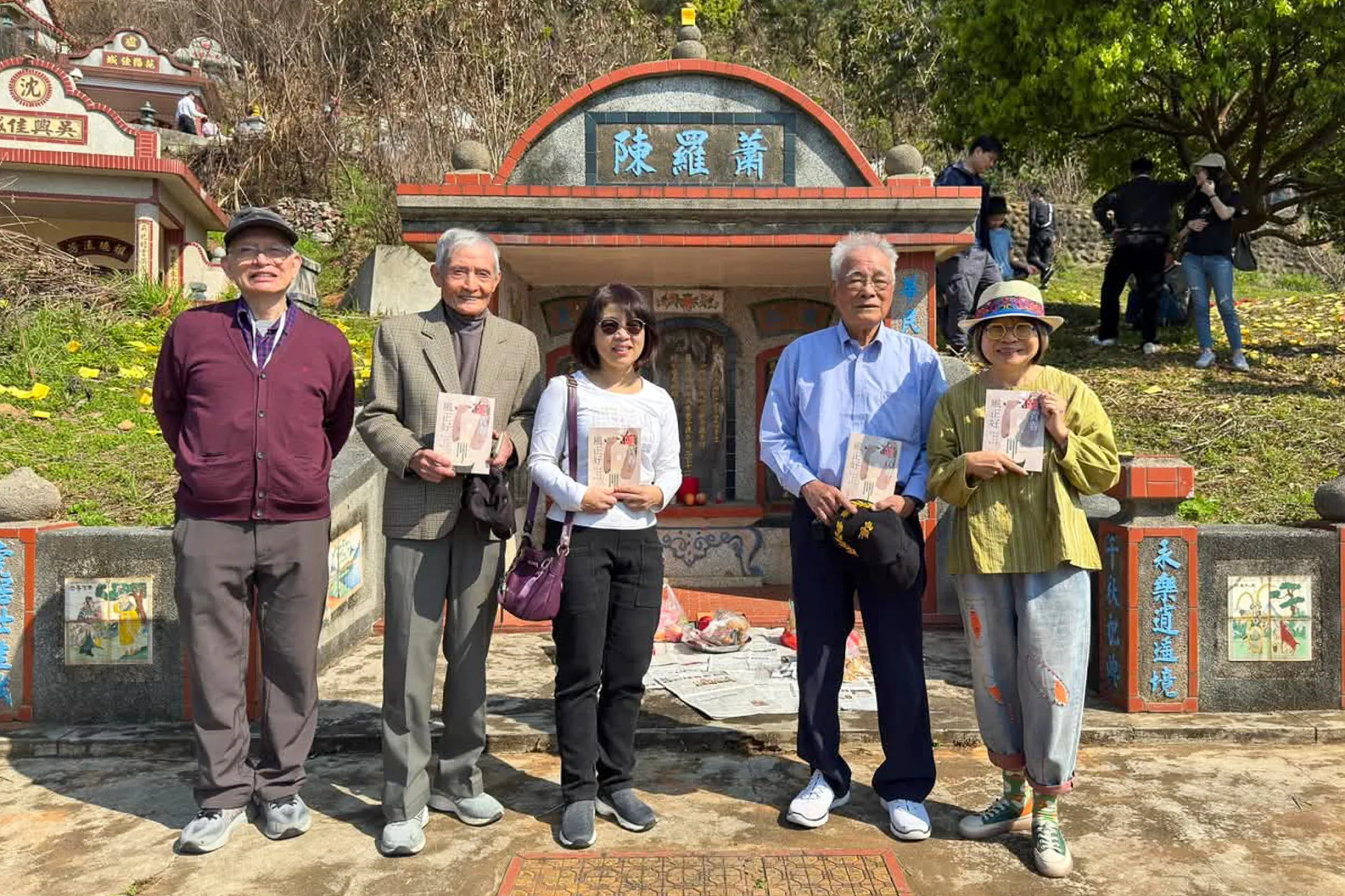 作家張典婉（右一）新書《青春風正好》記錄了「蕭羅陳」義塚故事，3月23日她帶著書與族人張煥光（左一）、張松光（左二）、張典娥（中）、張典詒（右二）到場祭拜。張典婉提供