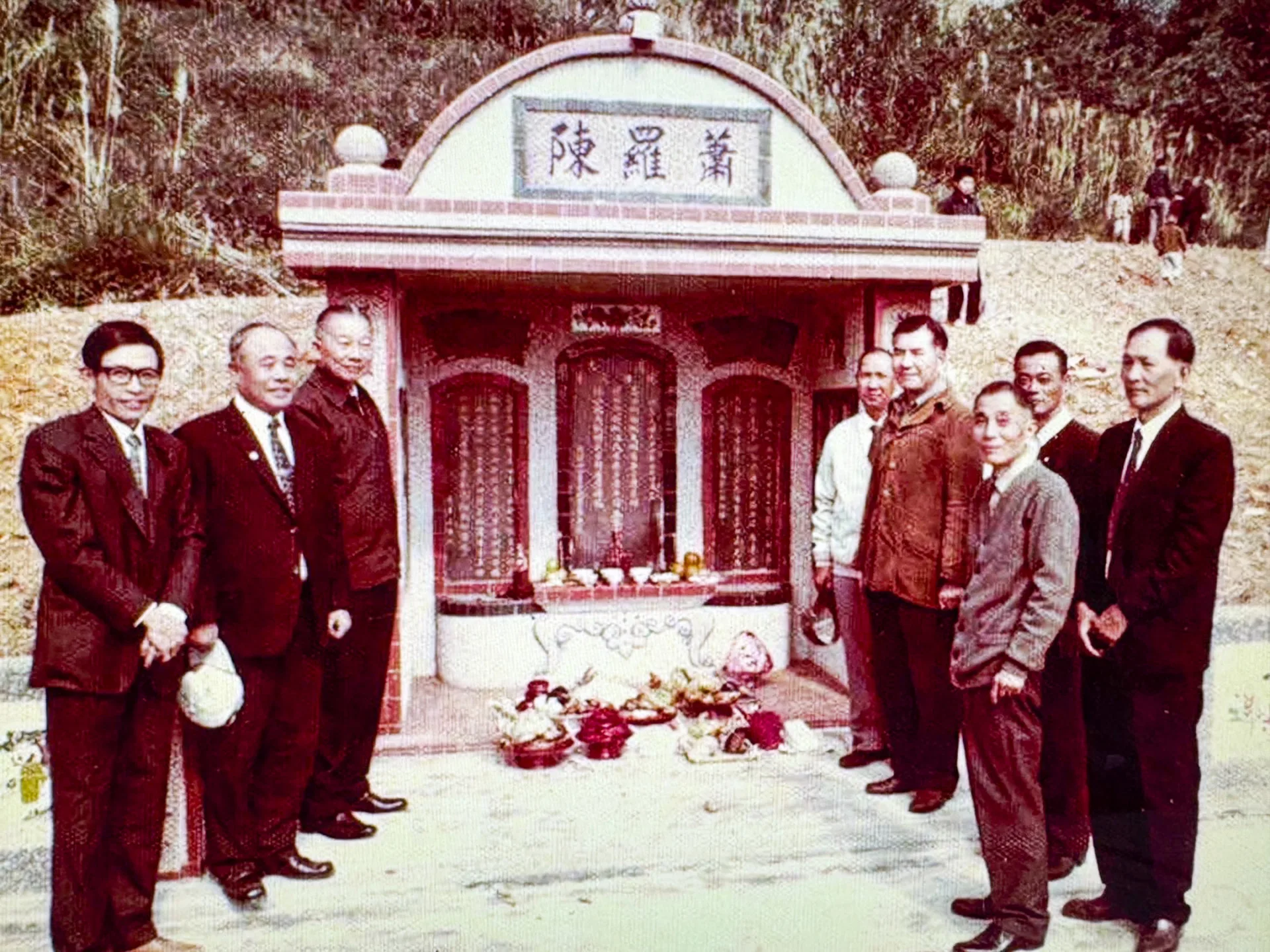 張運發次子張漢文（右前排二）1975年遵父親遺願，幫11位抗日烈士撿骨，建了「蕭羅陳」義塚，圓墳時前苗栗縣長黃文發（左三）、頭份鎮農會總幹事黃淵發（右四）、張運發曾孫張松光（左一）……等人到場祭祀。張典婉提供