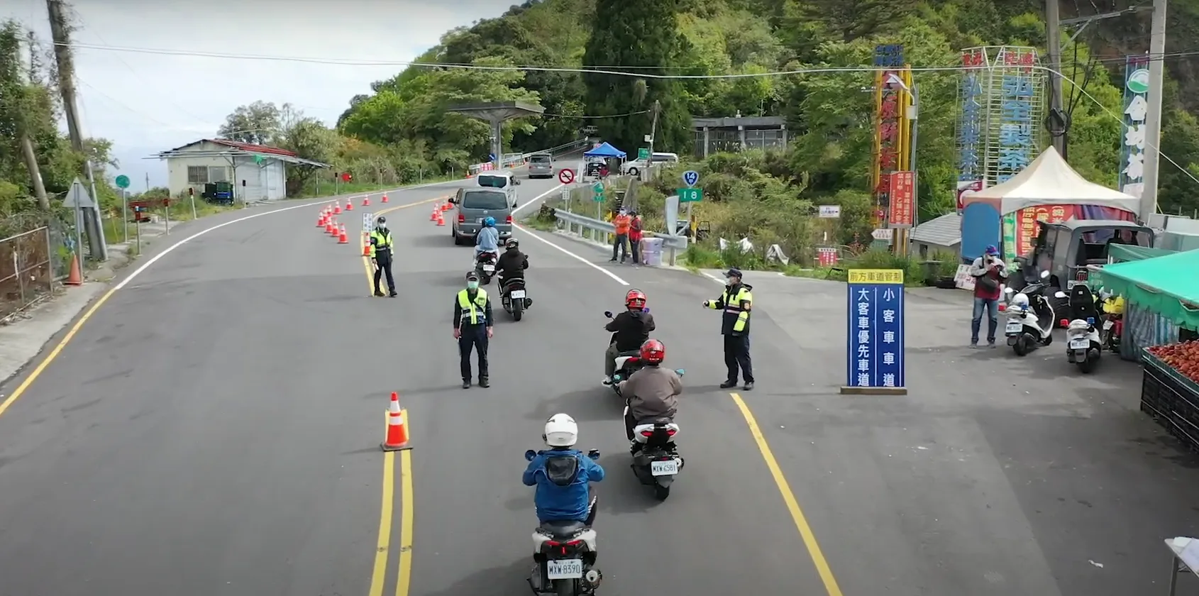 合歡山杜鵑花季高乘載管制。交通部提供