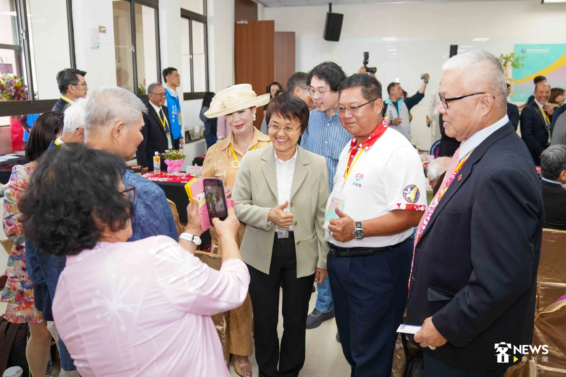 客家鄉親熱情地與客委會主委古秀妃合照。范修語攝