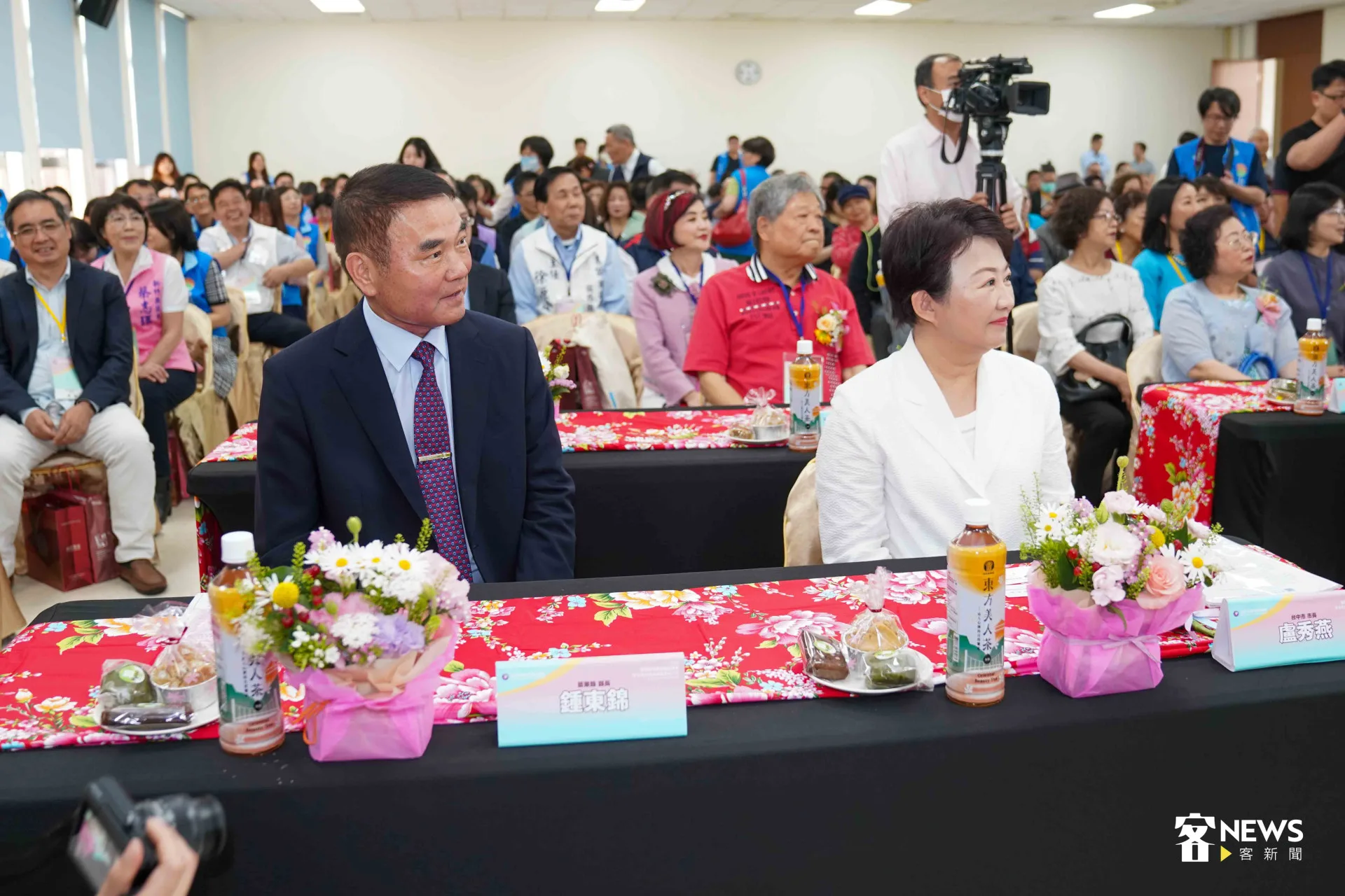 左為苗栗縣長鍾東錦、右為台中市長盧秀燕。范修語攝