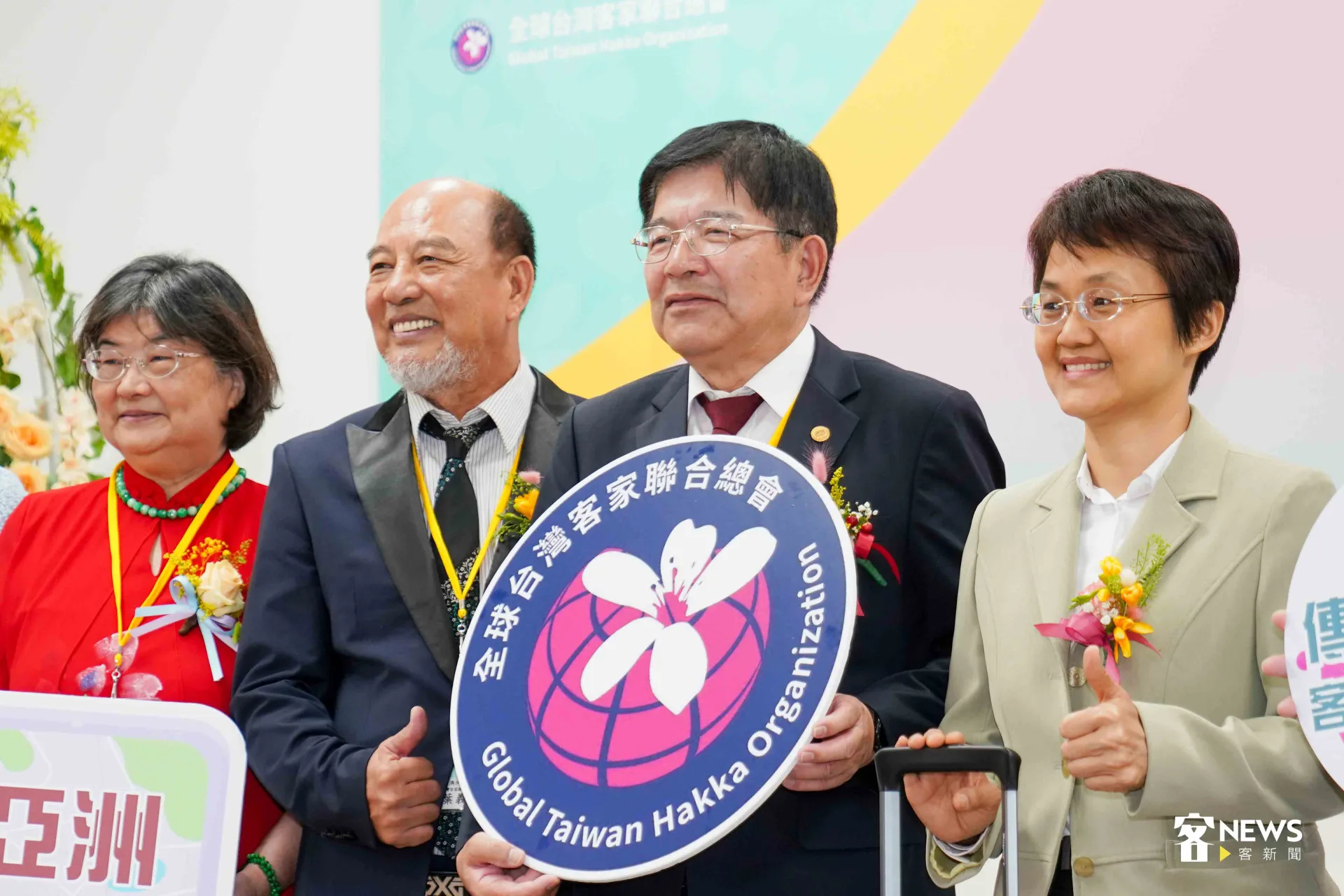 上屆總會長葉義深（左二）與新任總會長黎萬棠（左三）。范修語攝