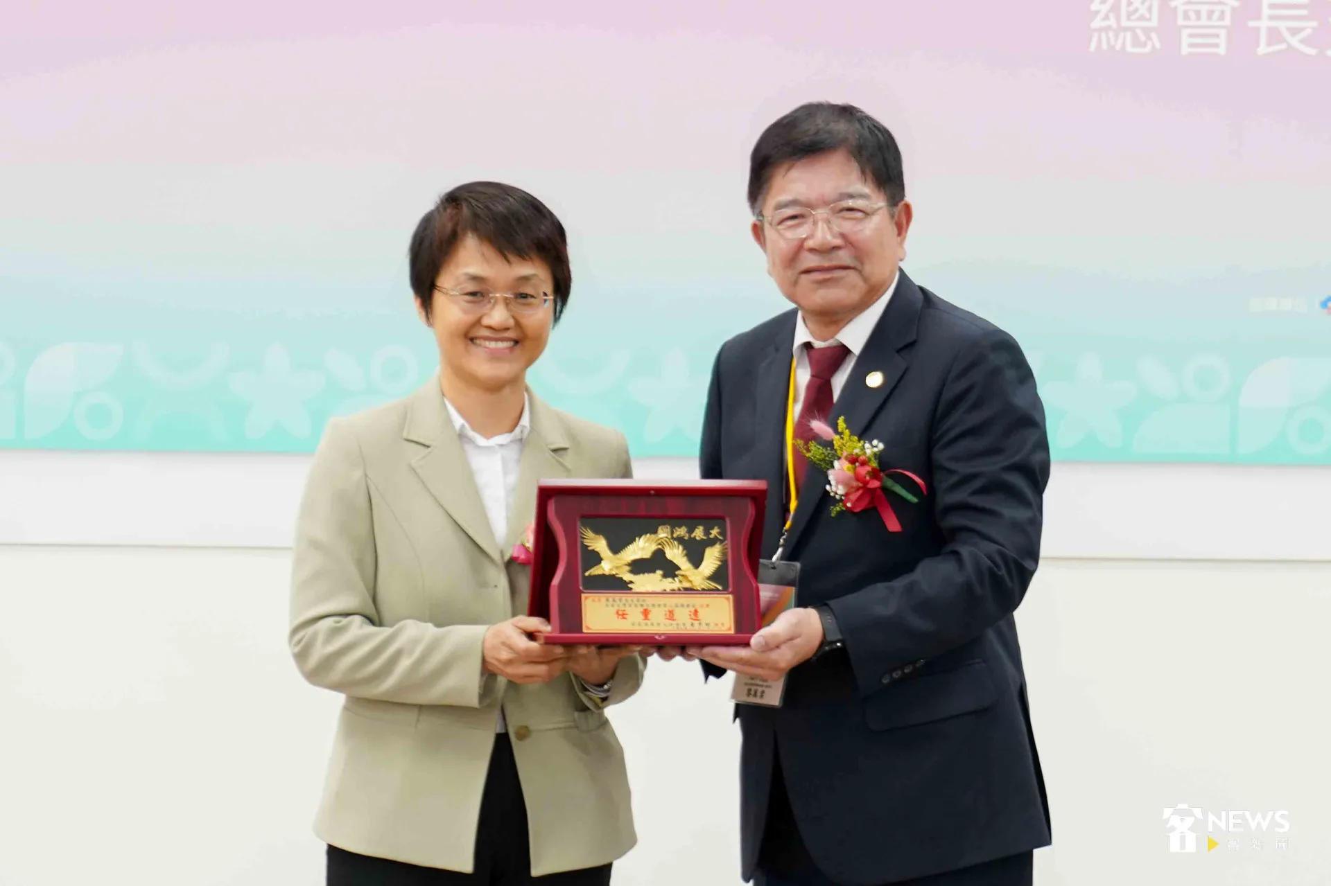 客家委員會主委古秀妃致贈禮物給新任總會長黎萬棠。范修語攝
