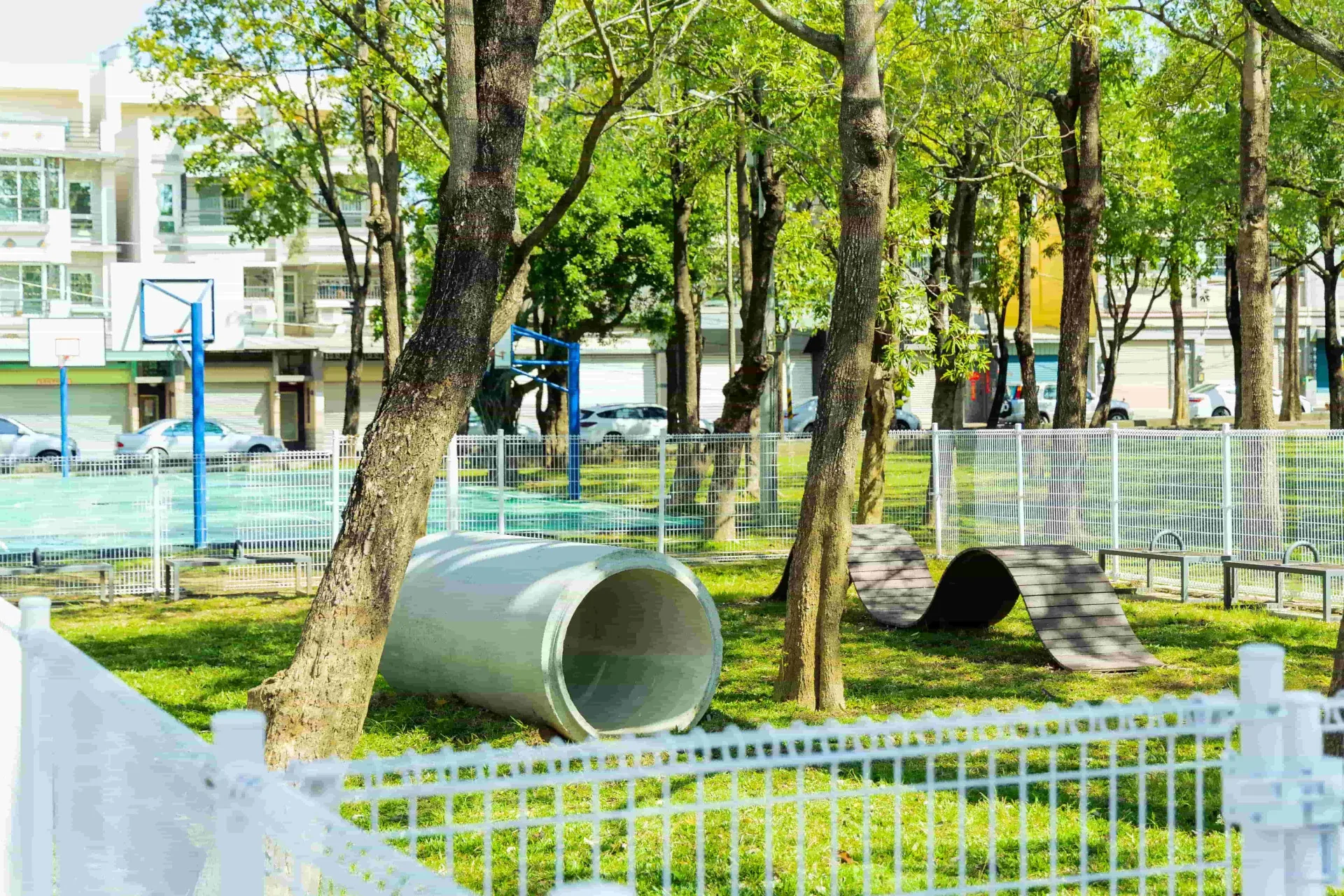 區分大小犬活動空間，茂盛草地可讓毛小孩盡情奔跑玩耍。高雄市政府公園處提供