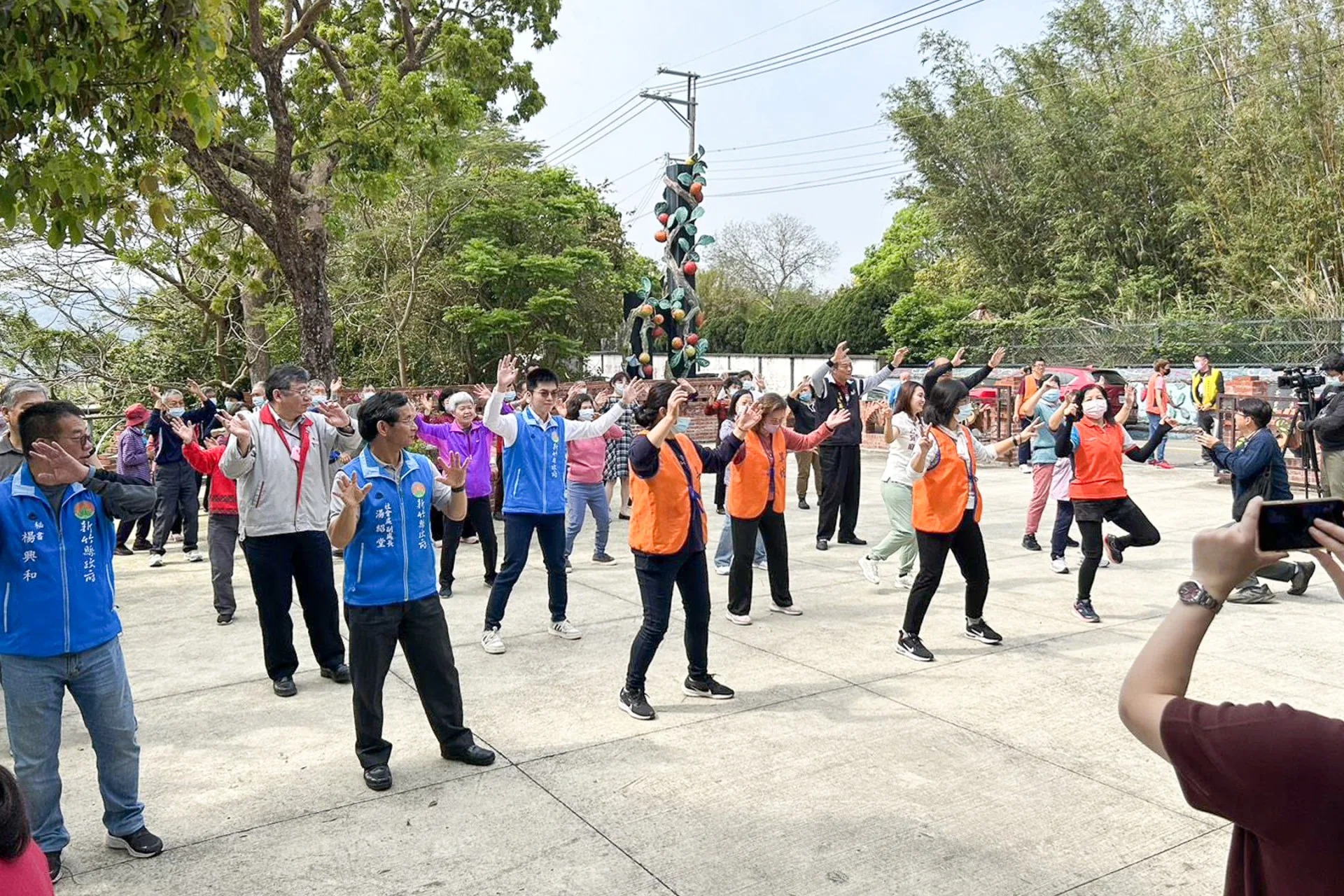 「旱坑社區照顧關懷據點」揭牌典禮,現場吸引眾多當地居民、社區志工及相關單位熱情參與。新竹縣政府提供