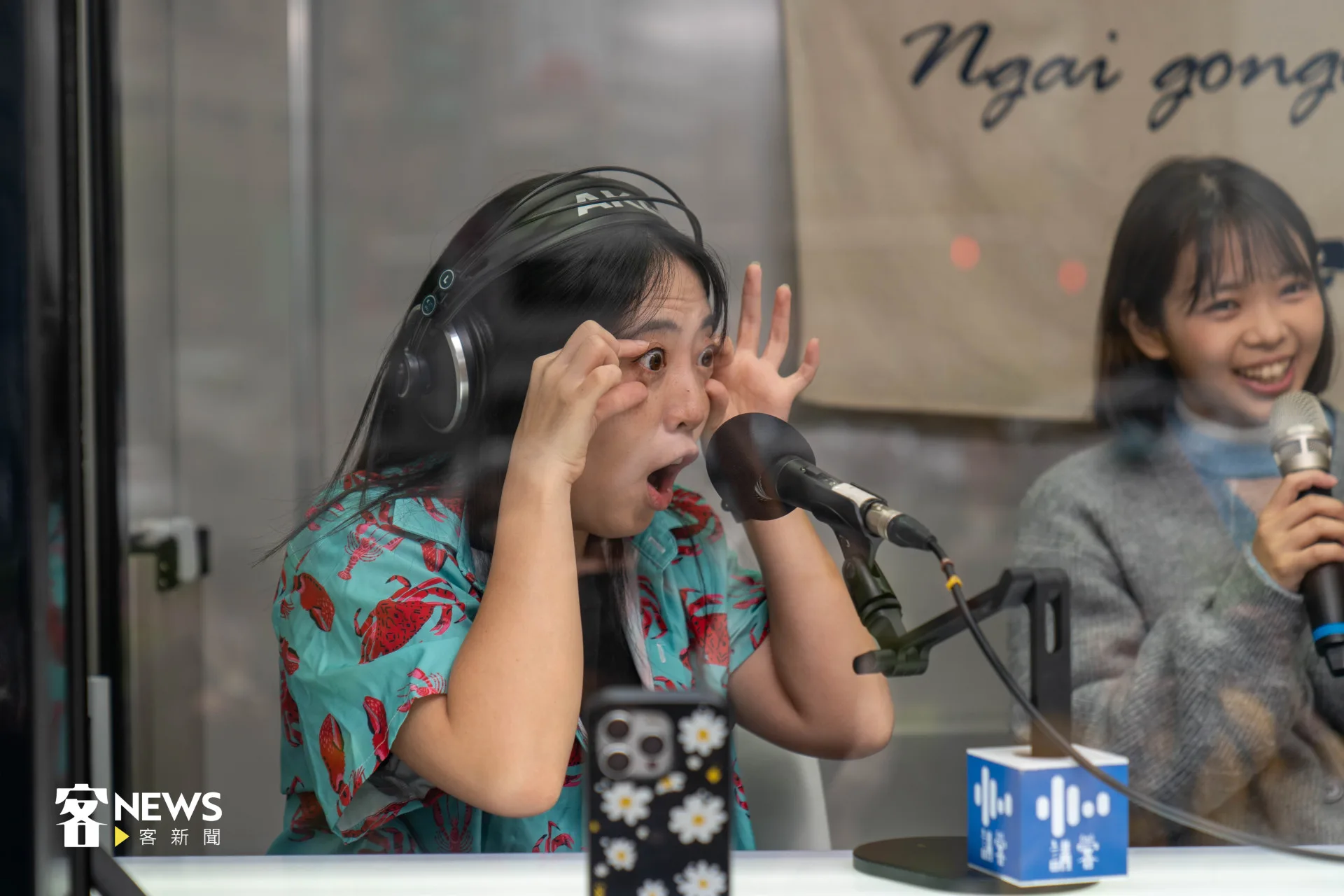 講客廣播電臺《新聞懂喜劇》於光華商場前live播出，主持人穎珍用浮誇的肢體表演「即興劇」。宋佩遙攝