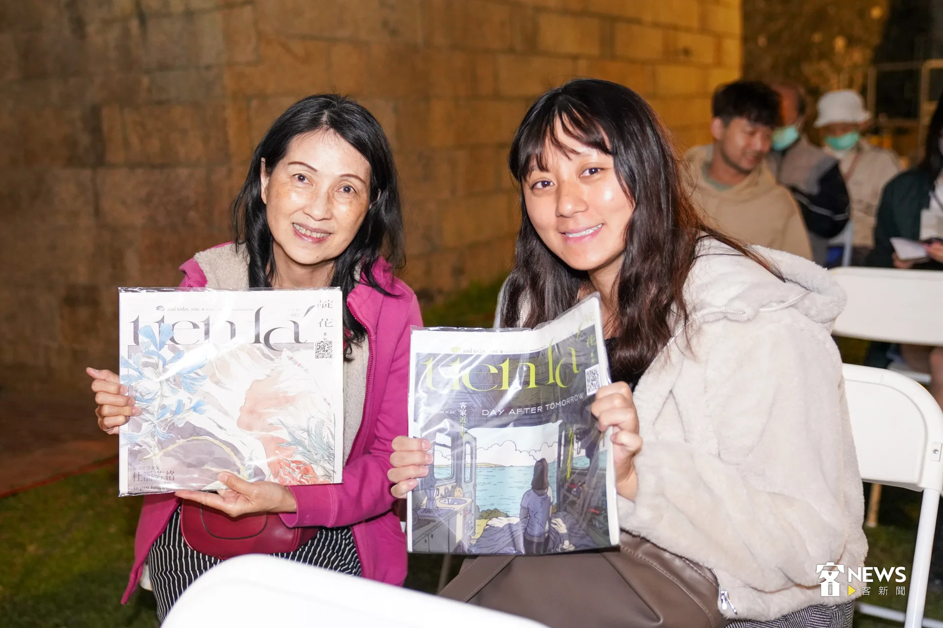 母女倆拿起季刊《靛花》合影留念。洪藝晅攝