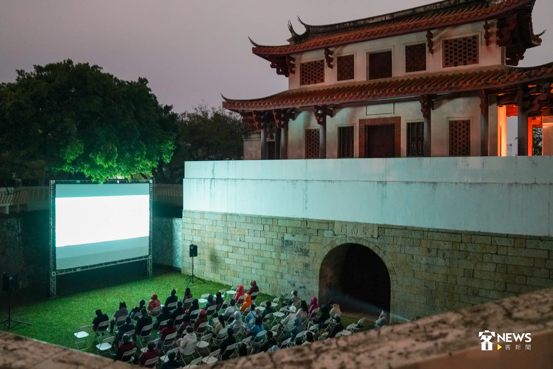 「凝視與傾聽-多元族群影展」在台南南門城播映,是數位修復客語版的《原鄉人》首度在戶外放映。洪藝晅攝