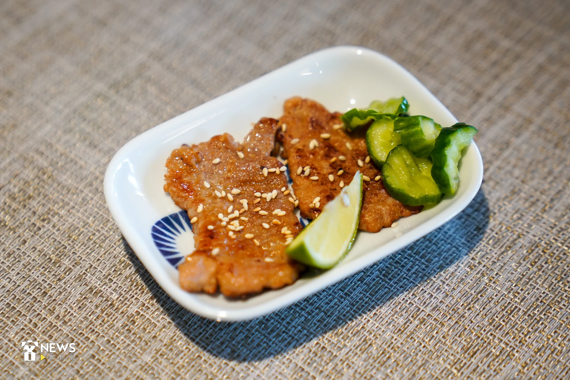 老闆徐媽媽拿出其他道主菜,熱情地讓我們品嚐,圖為味噌燒肉。洪藝晅攝