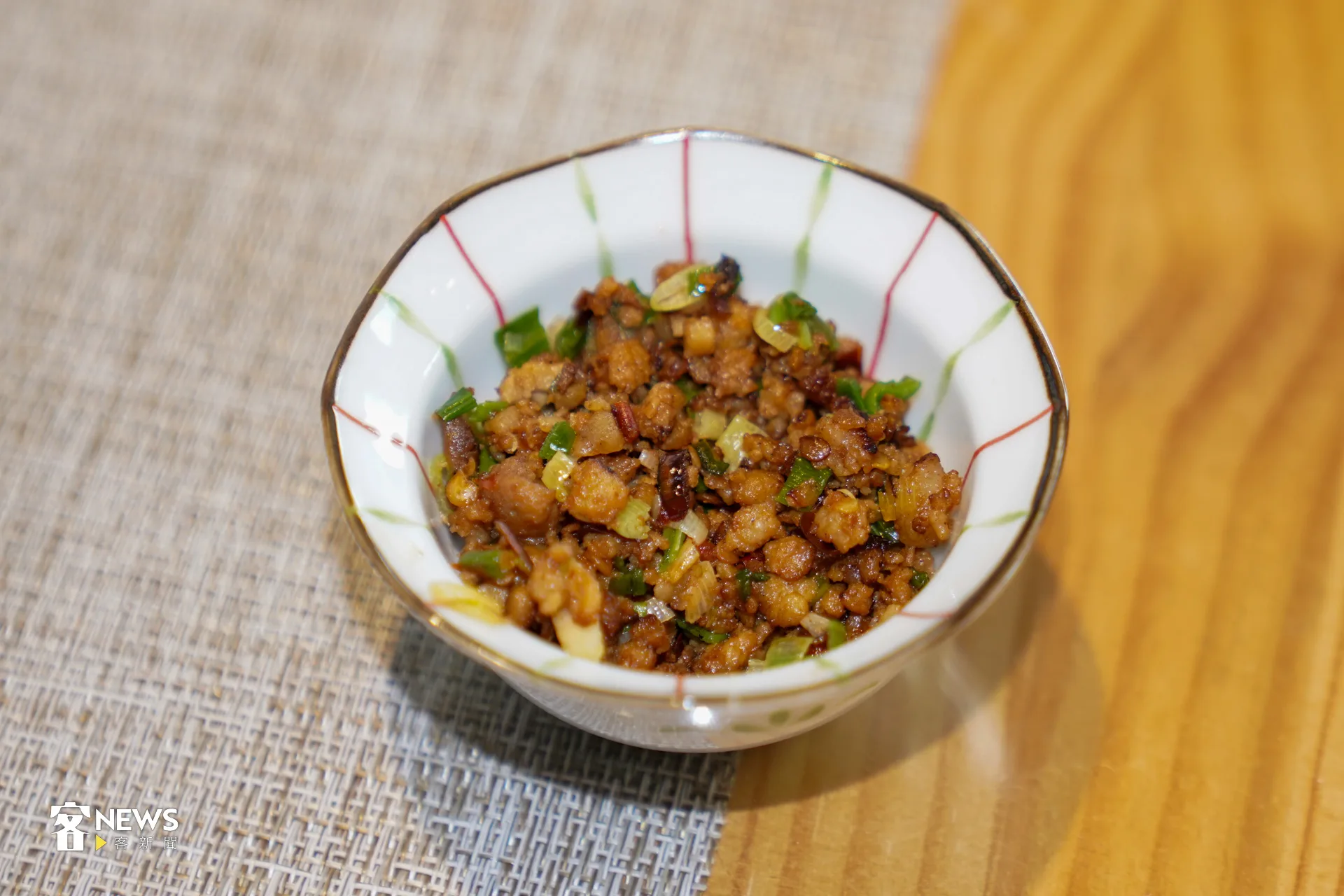 老闆徐媽媽拿出其他道主菜,熱情地讓我們品嚐,圖為湖南肉。洪藝晅攝