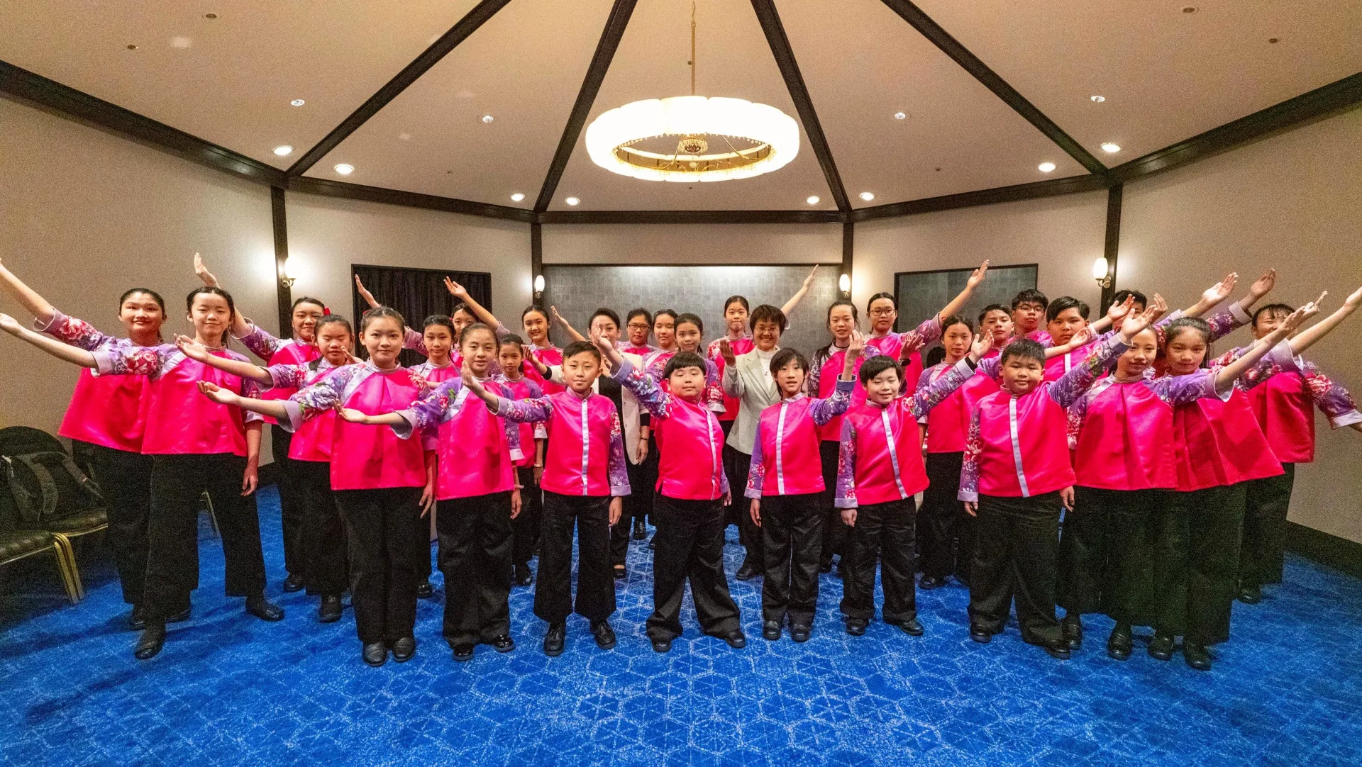 國客兒與客委會主委古秀妃合影。朱愷元攝