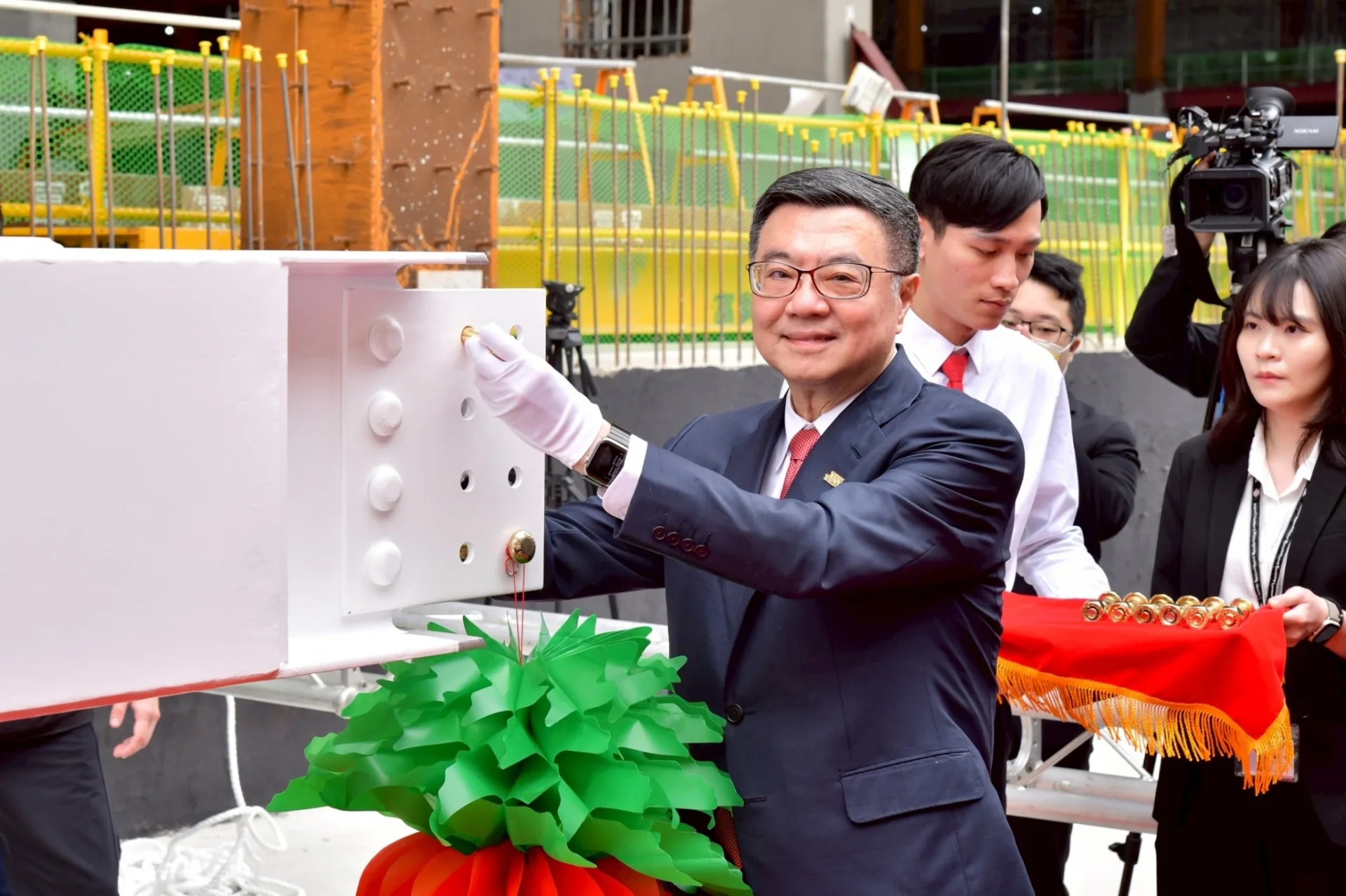 卓榮泰31日出席台積公司二奈米擴產典禮，鎖金螺栓並於鋼梁親筆簽名。行政院提供