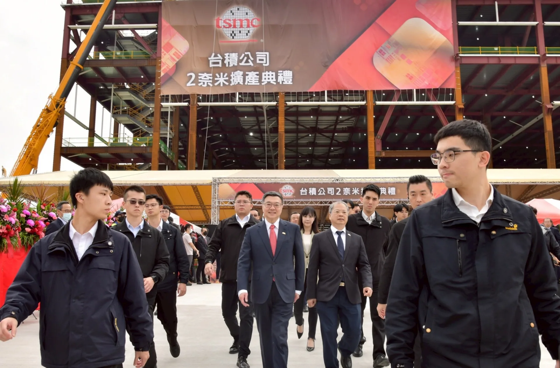 卓榮泰（中）出席台積公司二奈米擴產典禮表示，他今日代表賴清德總統對台積公司二奈米擴產表達祝賀，感謝其為臺灣付出的努力。行政院提供