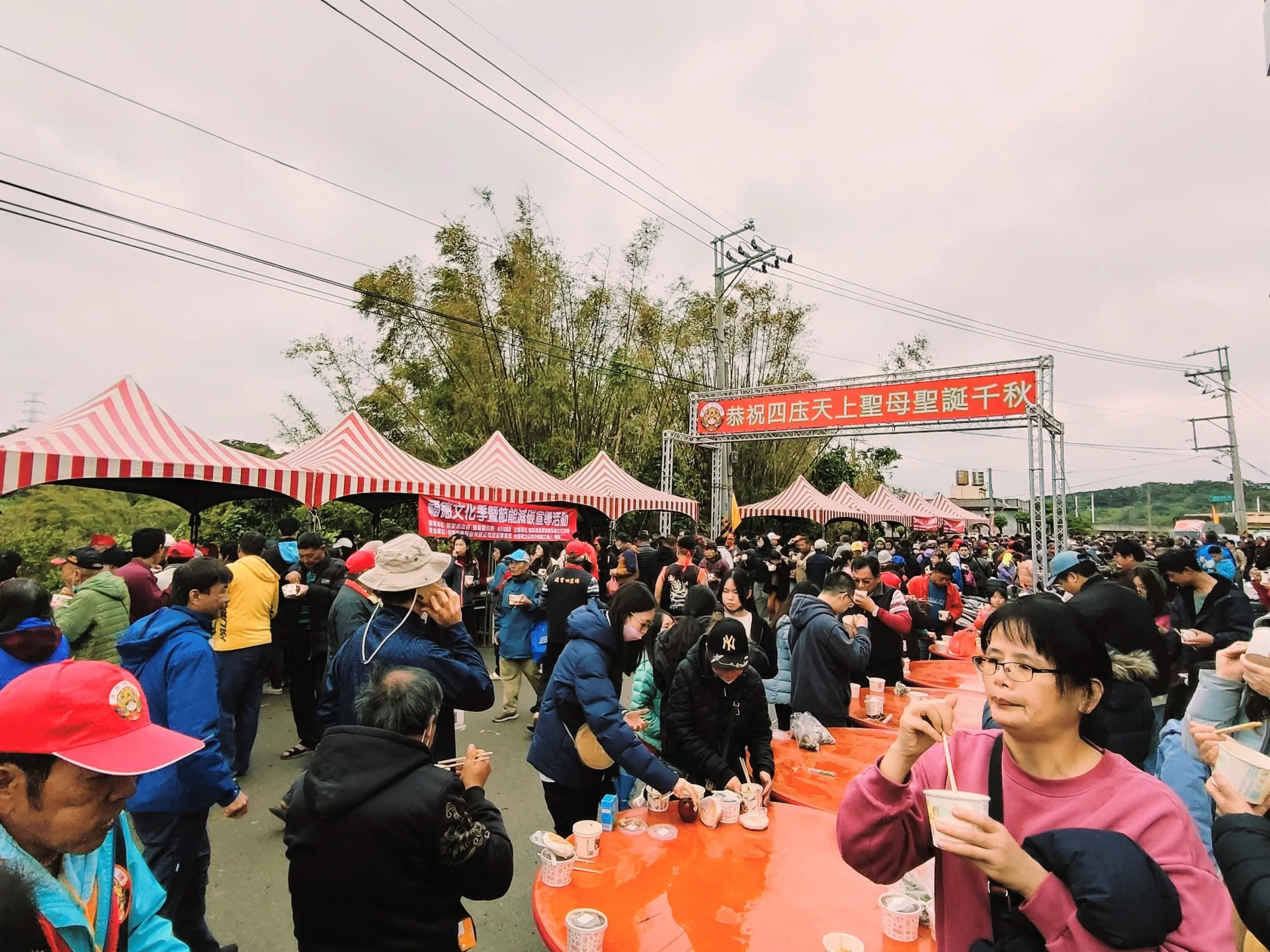 苗栗縣通霄鎮「四庄媽」回鑾，萬人吃飯擔。苗縣府提供