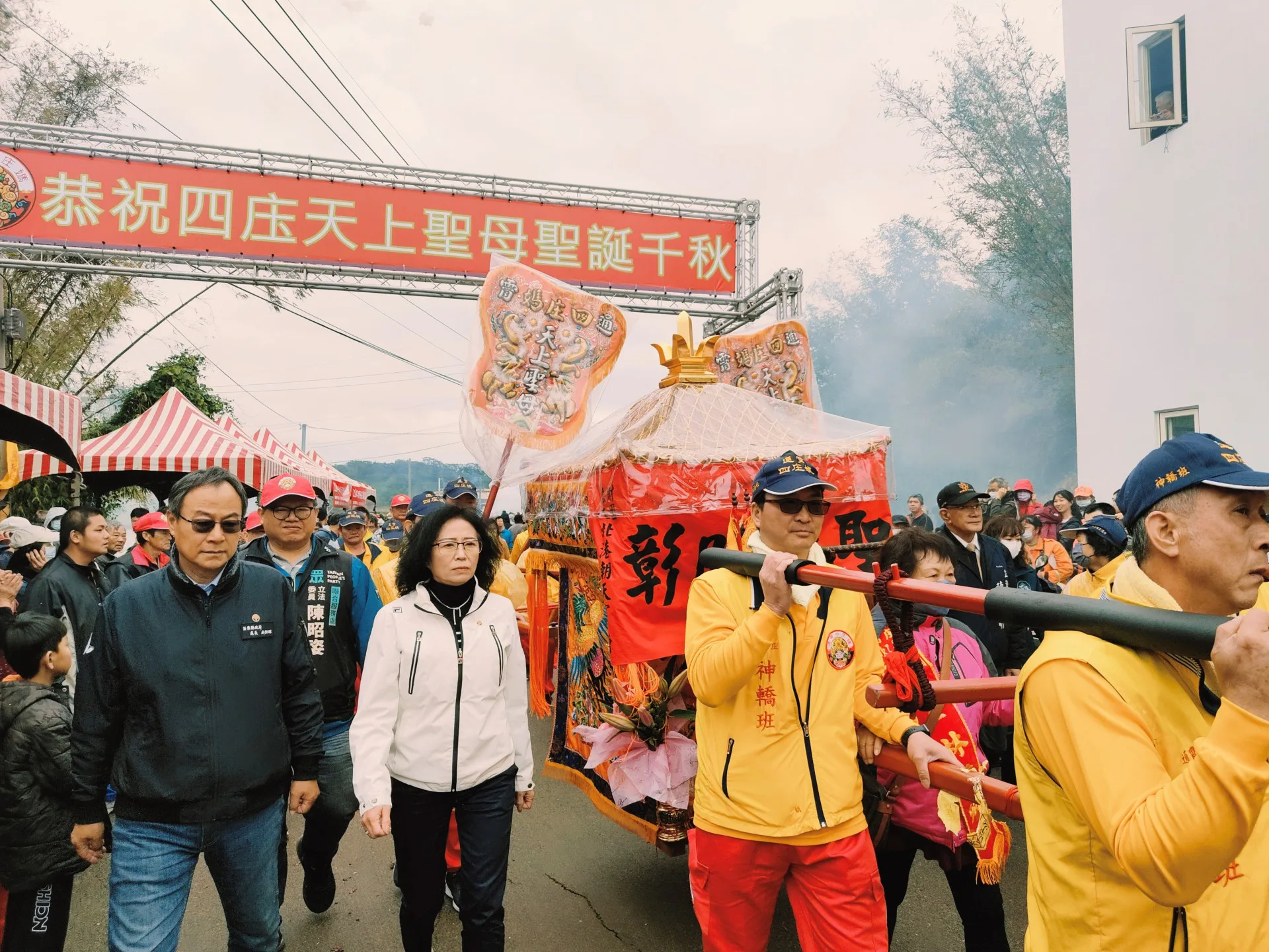 苗栗縣通霄鎮「四庄媽」回鑾，萬人吃飯擔。苗縣府提供