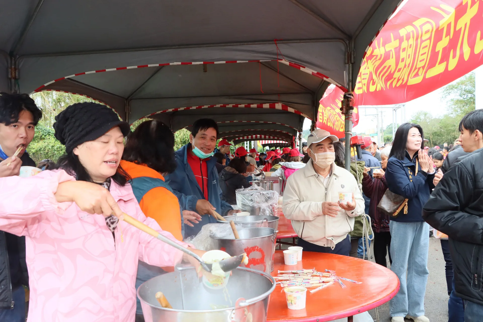 苗栗縣通霄鎮「四庄媽」回鑾，萬人吃飯擔。苗縣府提供
