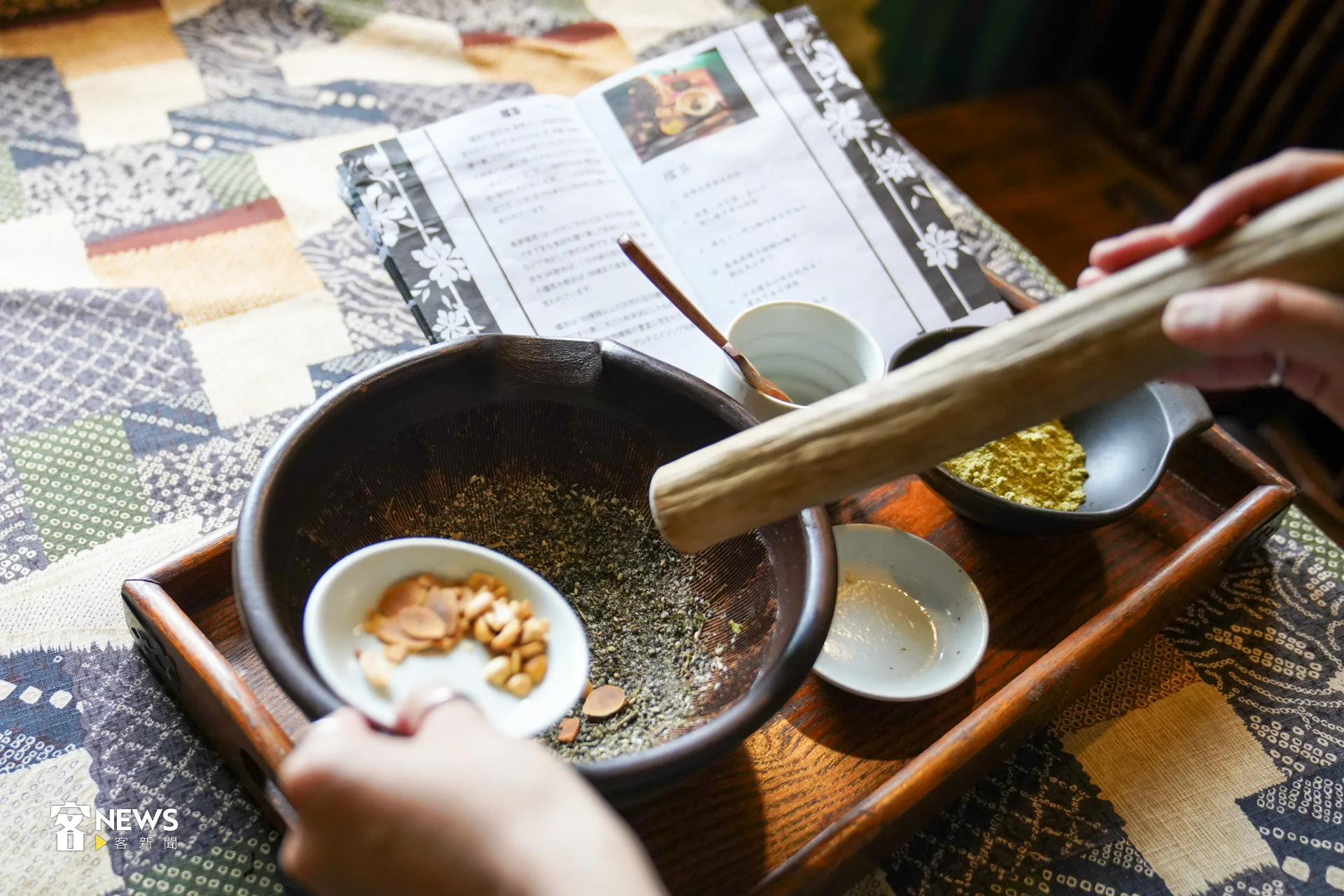 窄門咖啡的明星商品——擂茶,吸引許多外國遊客體驗。洪藝晅攝
