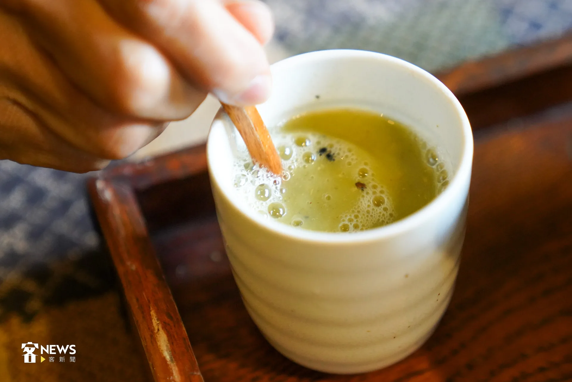 一飲窄門咖啡的擂茶,擂茶香與茉莉花香完美融合,濃郁卻不甜膩。洪藝晅攝