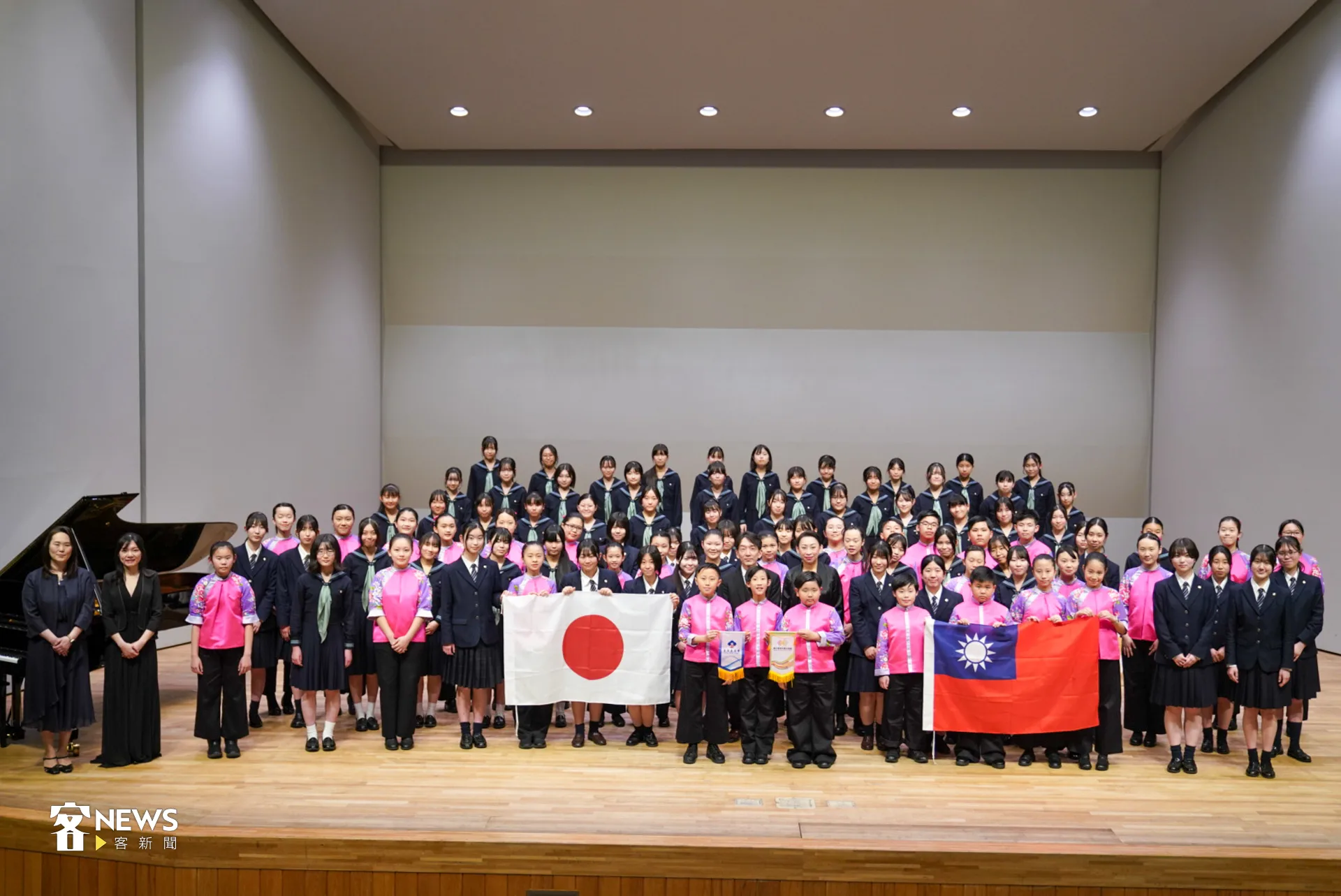 台日透過音樂交流，將合唱〈紅蜻蜓〉一曲展現友誼。朱愷元攝