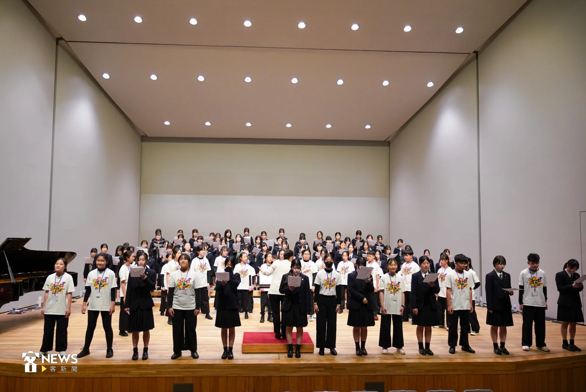 台日透過音樂交流，將合唱〈紅蜻蜓〉一曲展現友誼。朱愷元攝
