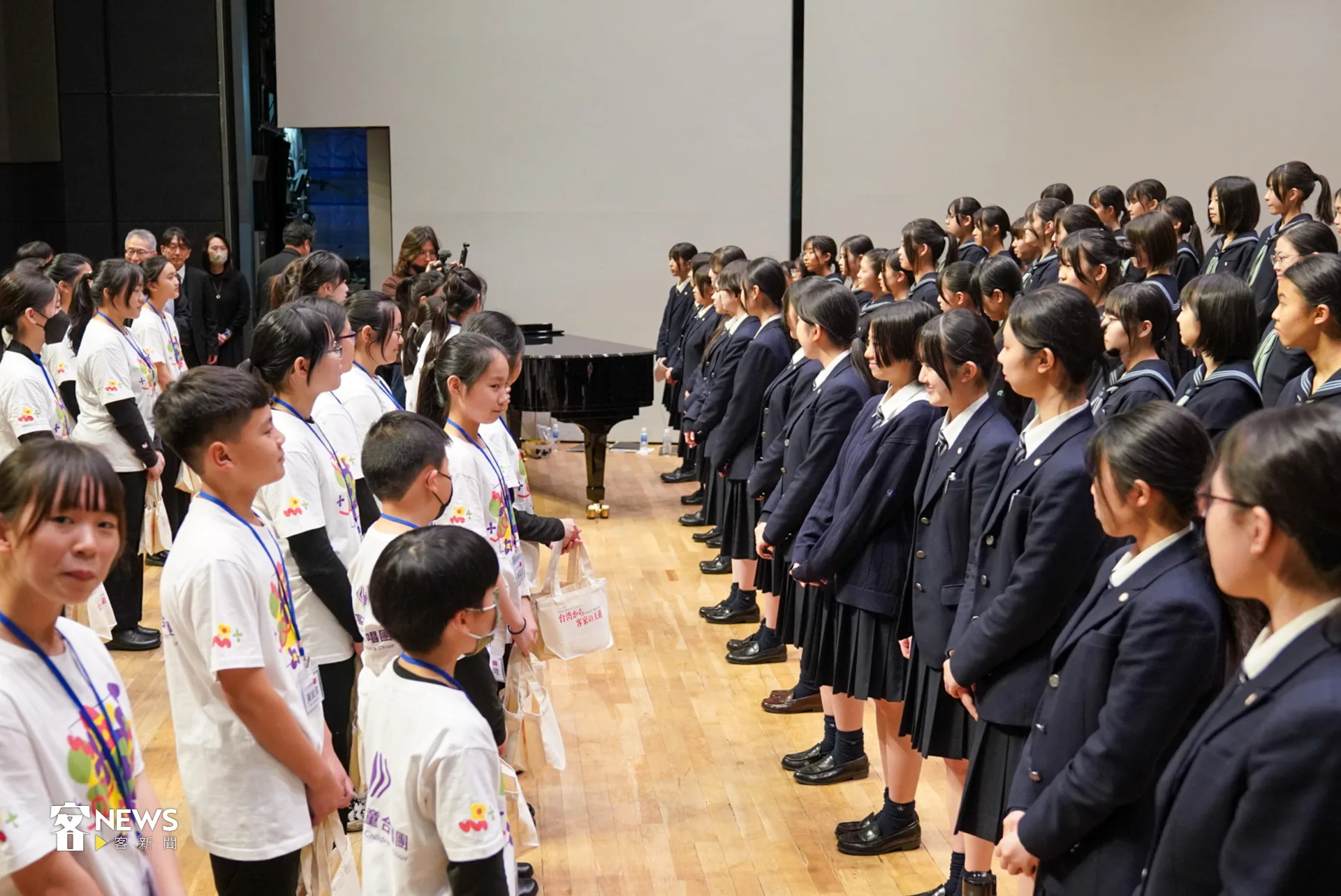 今天（31日）下午，台日合唱團雙方一起排練合唱曲《akatonbo》，並互相送禮。朱愷元攝