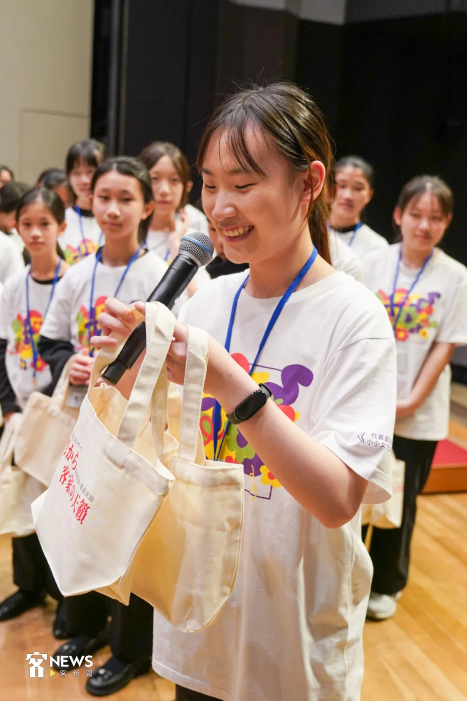 國客兒送出台灣特色美食鳳梨酥與茶葉，大妻中野中學校合唱團則用一口流利的英文，向國客兒送出巧克力等零食。朱愷元攝
