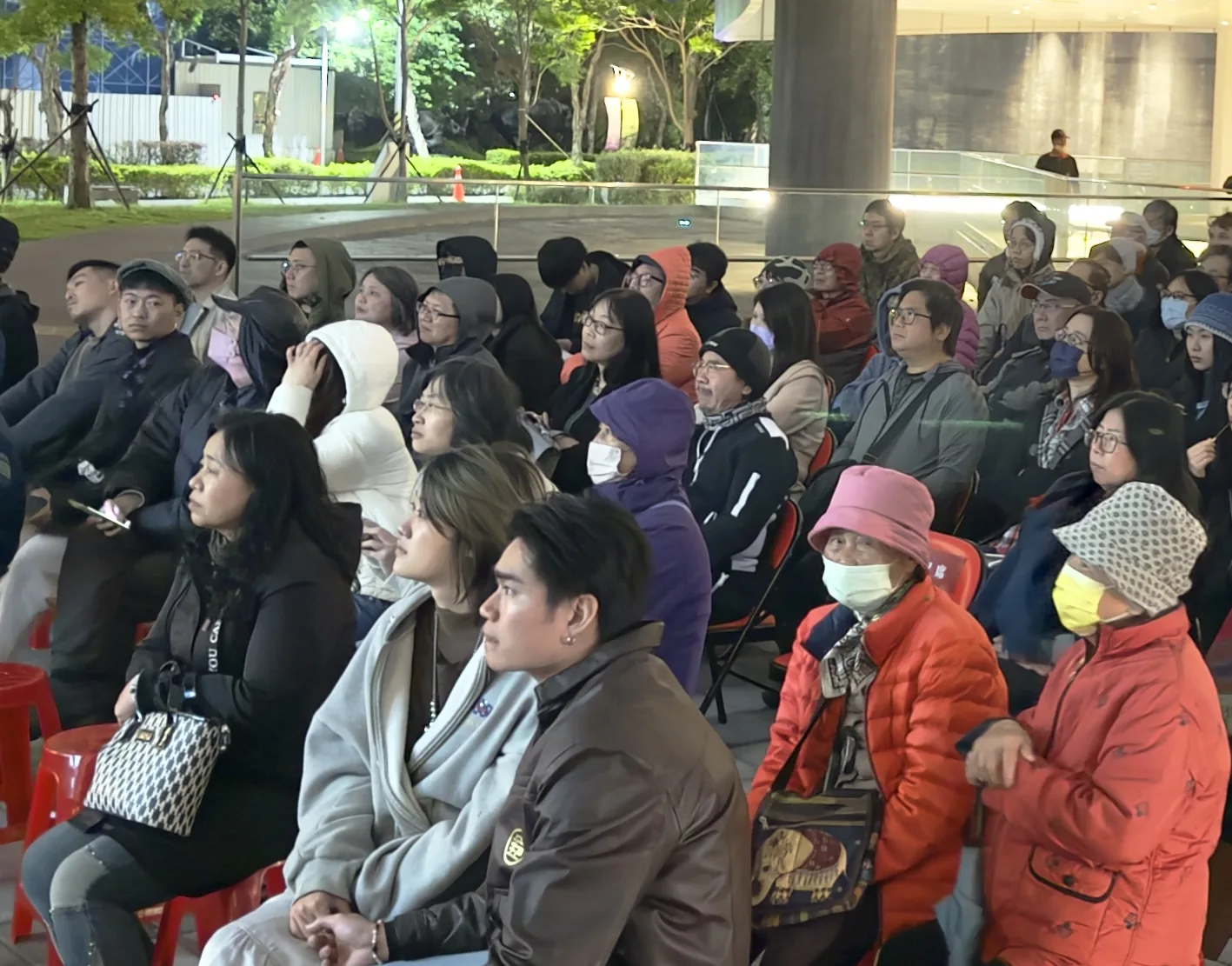 《小城故事》在戶外放映，影迷不畏低溫熱情參與。莊勝鴻攝