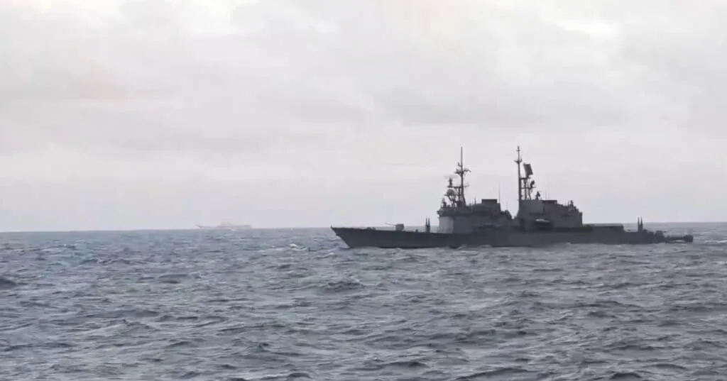 海軍銘傳艦拍攝蘇澳艦監控中共海軍航空母艦山東艦與052D型飛彈驅逐艦銀川艦畫面。國防部提供