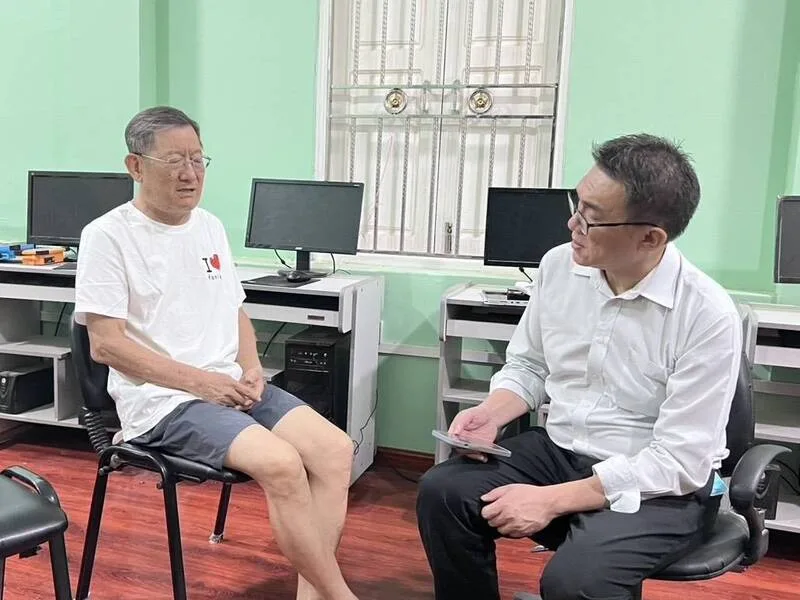 來自台灣的林姓夫婦28日在緬甸瓦城長城飯店遇強震，林先生（左）因靠近門口，第一時間幸運逃出，但妻子經過多日搶救未能救出。緬甸台商總會秘書長羅振華提供
